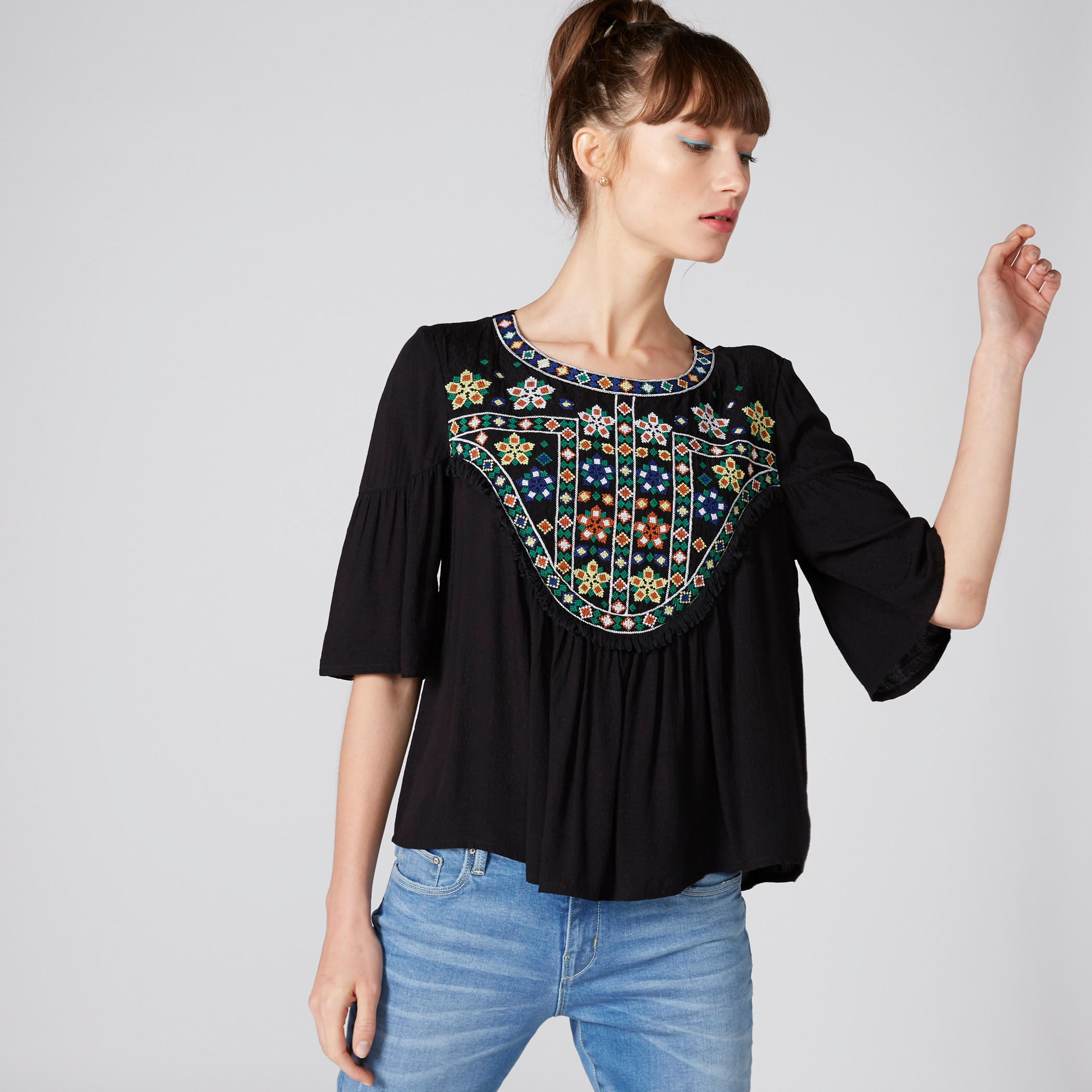 بلوزة مطرزة بياقة مستديرة وأكمام قصيرة-women-clothing-shirtsandblouses-blouses-image-1