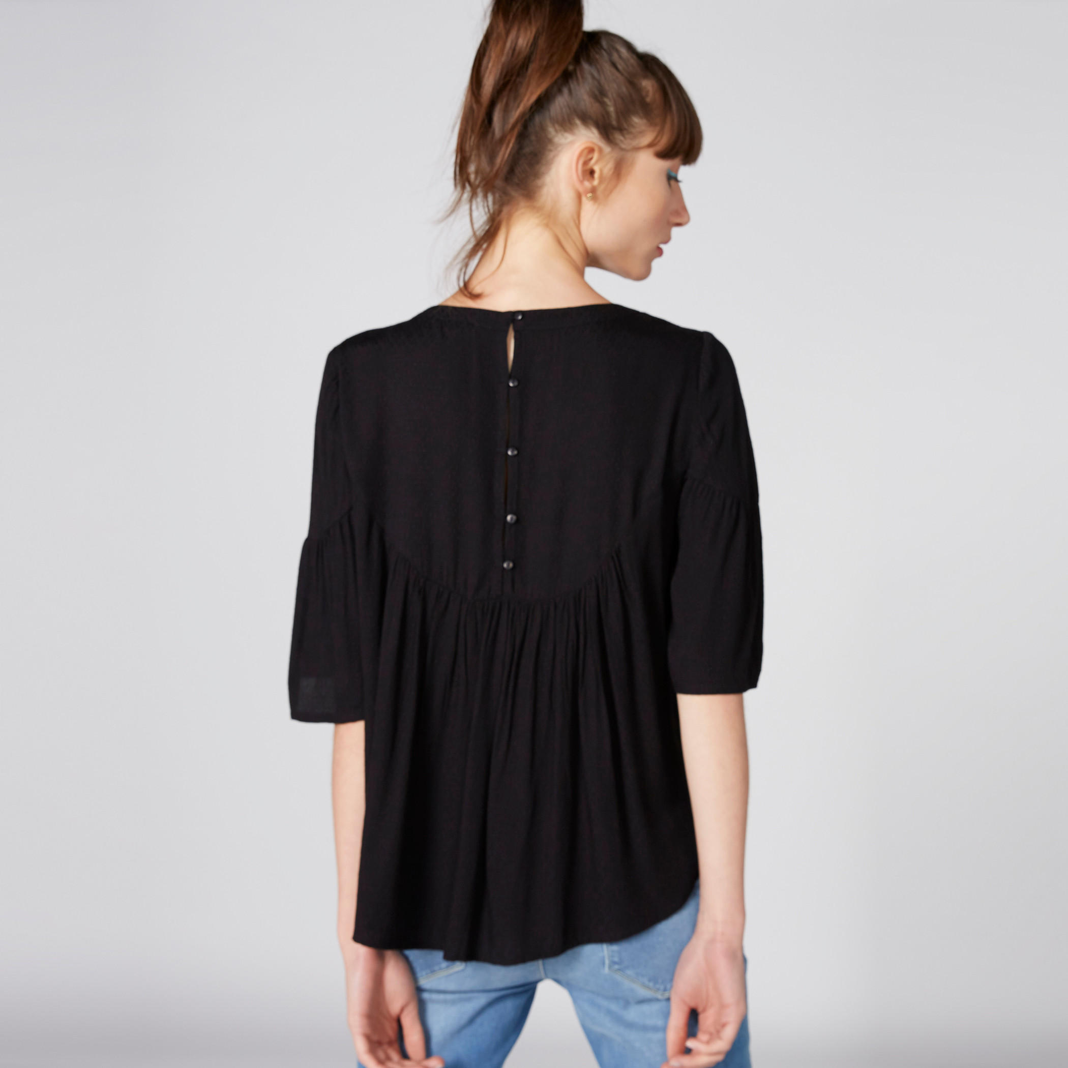 بلوزة مطرزة بياقة مستديرة وأكمام قصيرة-women-clothing-shirtsandblouses-blouses-image-2