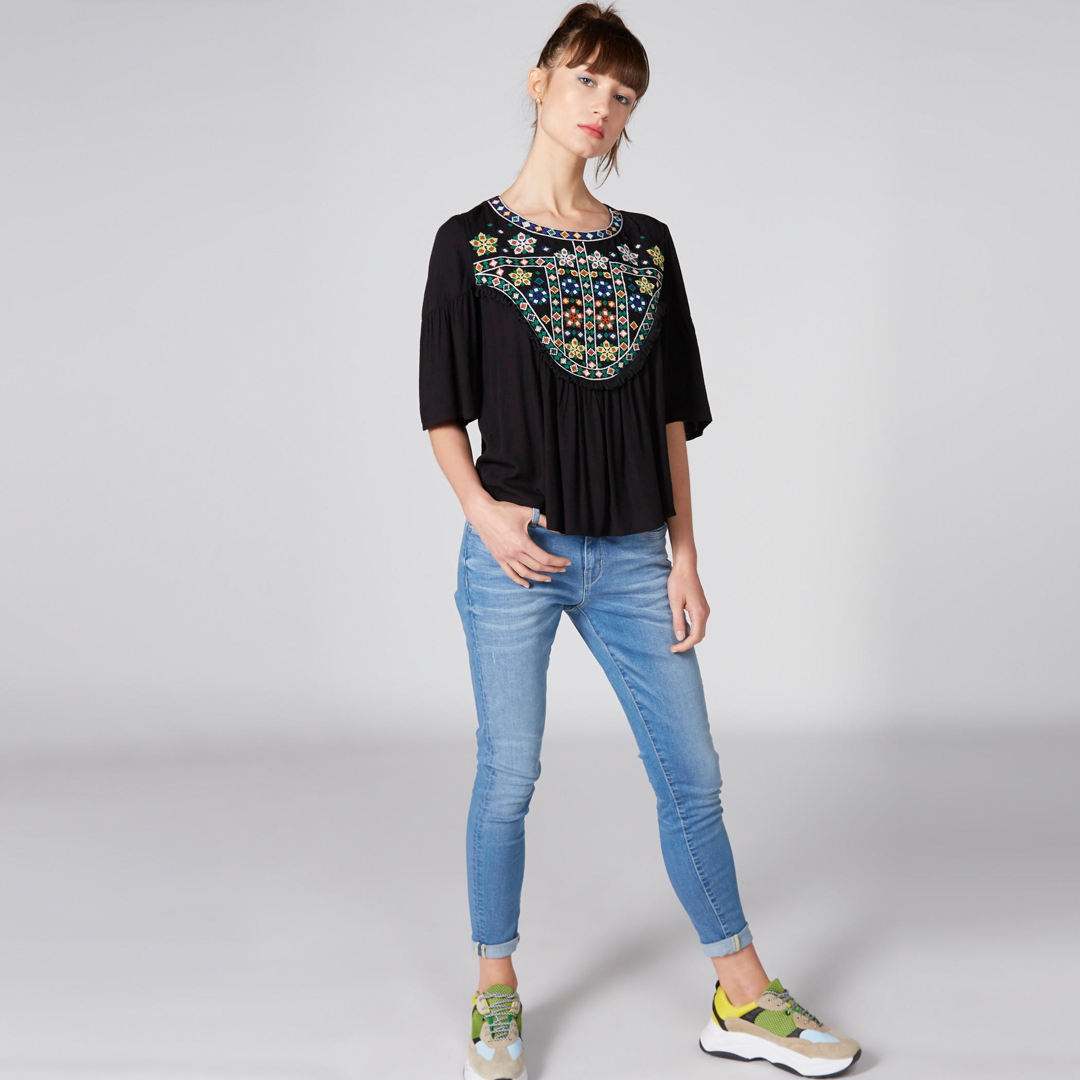 بلوزة مطرزة بياقة مستديرة وأكمام قصيرة-women-clothing-shirtsandblouses-blouses-image-3