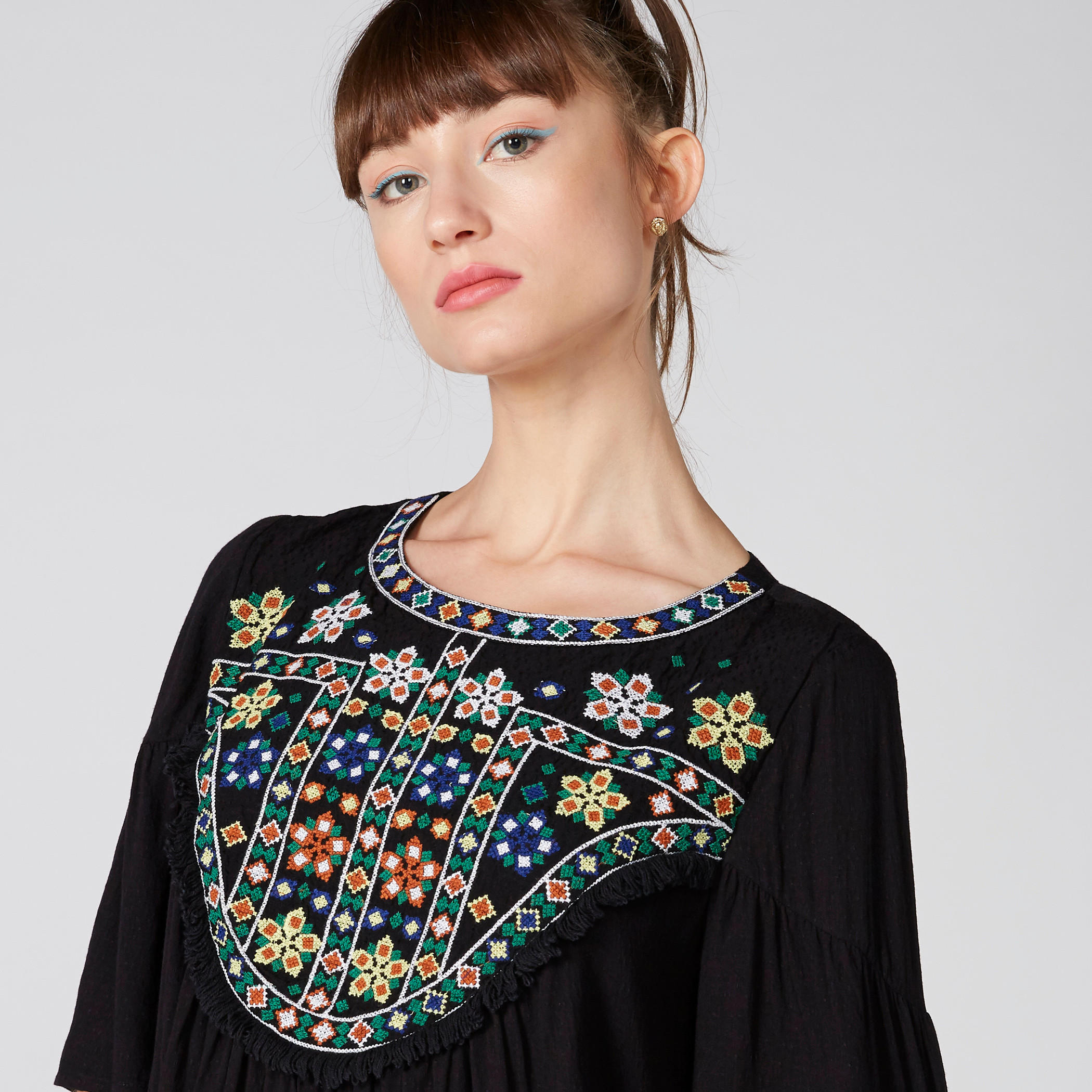 بلوزة مطرزة بياقة مستديرة وأكمام قصيرة-women-clothing-shirtsandblouses-blouses-image-4