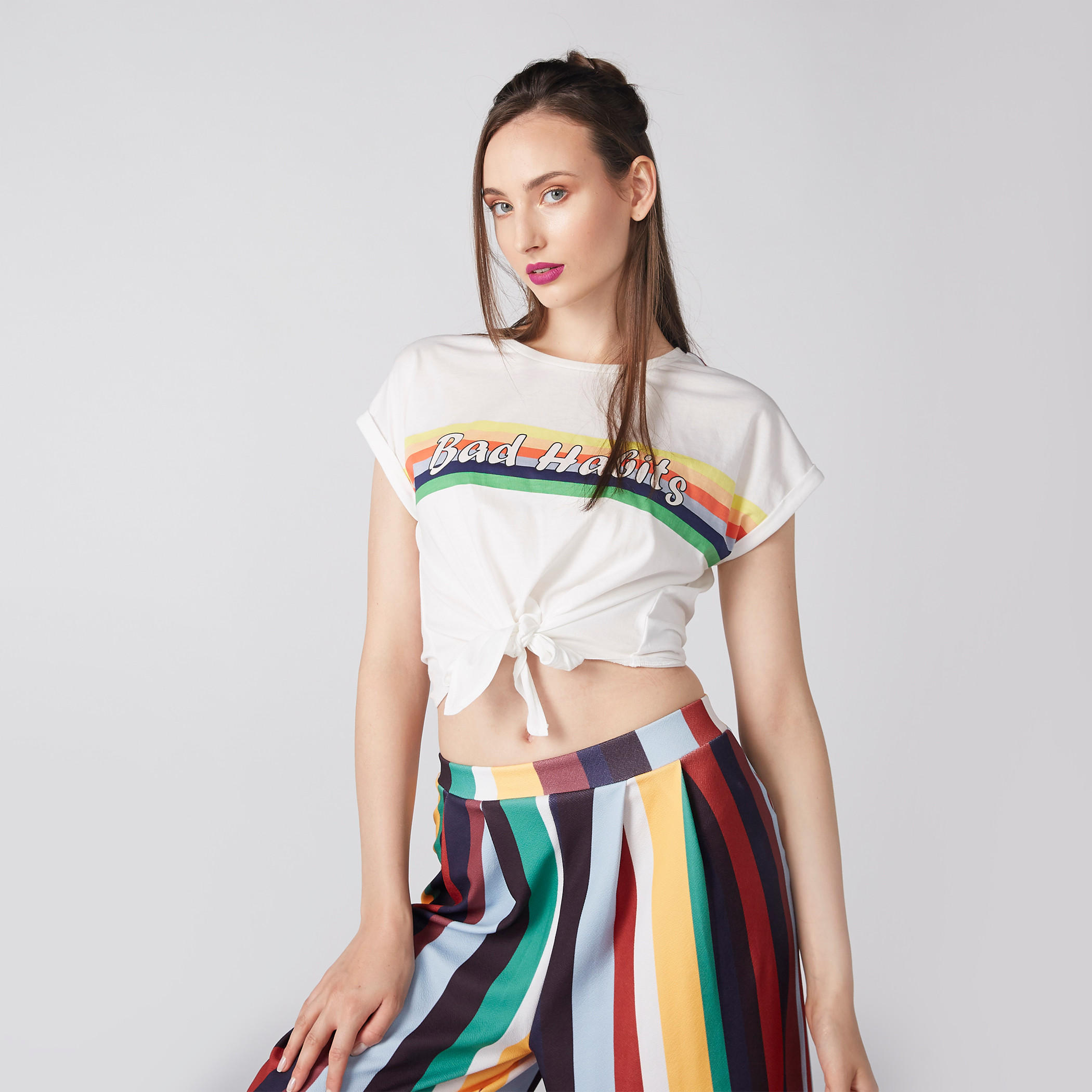 بلوزة قصيرة بطبعات وياقة ضيقة وأكمام متصلة-women-clothing-tshirts-image-1