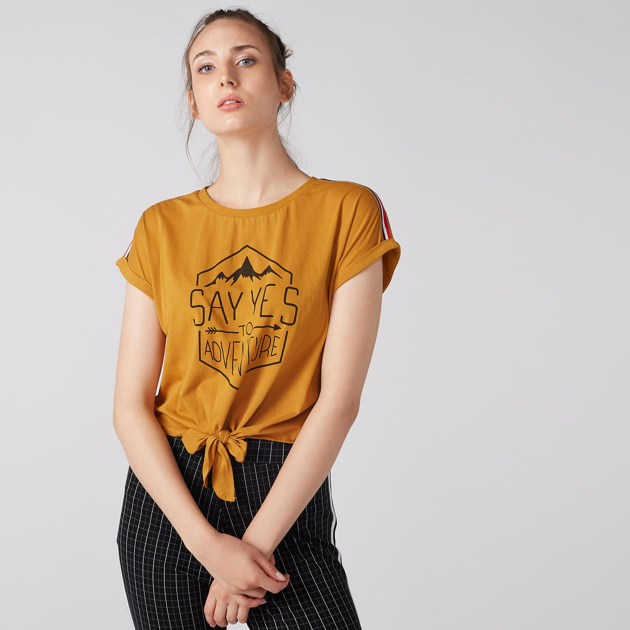 تيشيرت بأكمام قصيرة ورباط وطبعات-women-clothing-tshirts-image-1