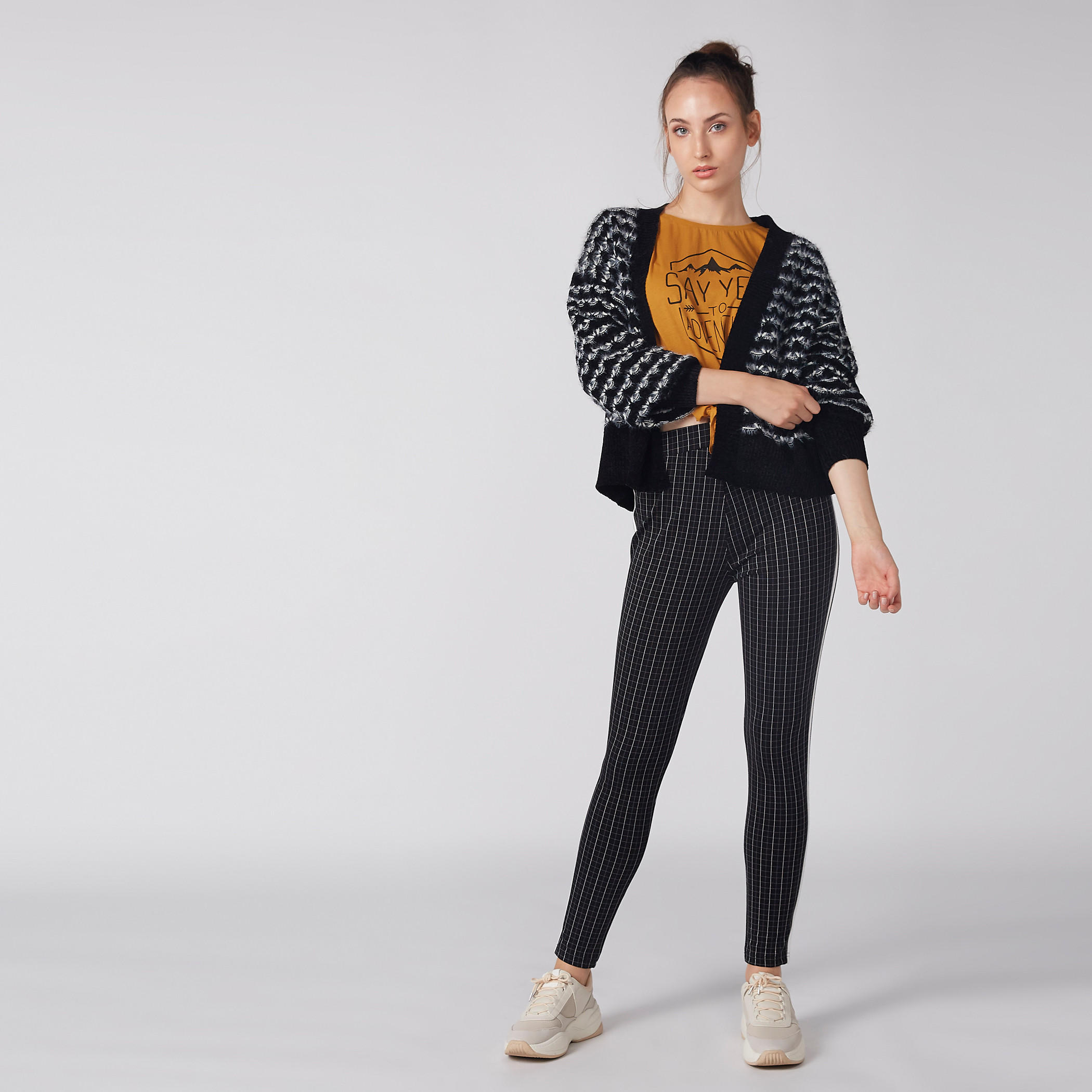 تيشيرت بأكمام قصيرة ورباط وطبعات-women-clothing-tshirts-image-3