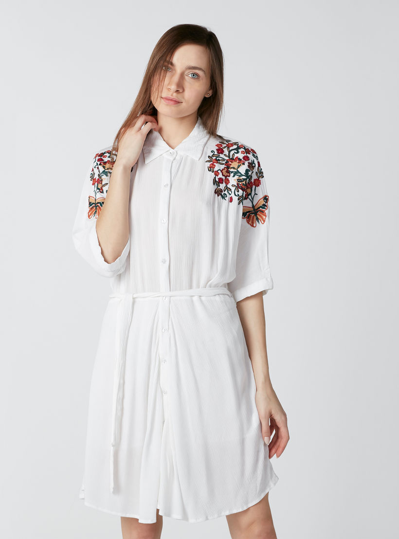فستان قميص مطرّز متوسط الطول بحوّاف غير مستوية-women-clothing-dresses-image-4