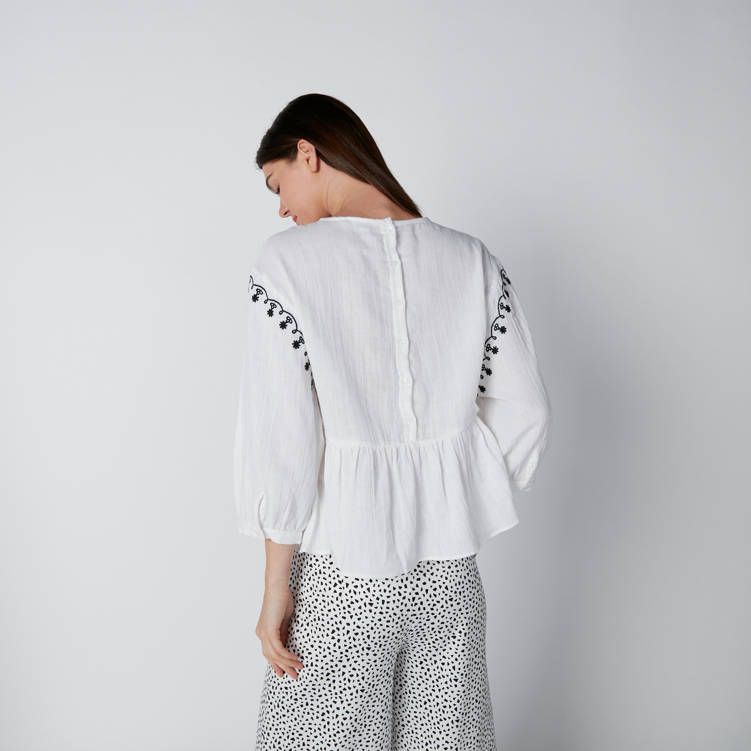 بلوزة مطرّزة بياقة مستديرة وأكمام 3/4-women-clothing-shirtsandblouses-blouses-image-2