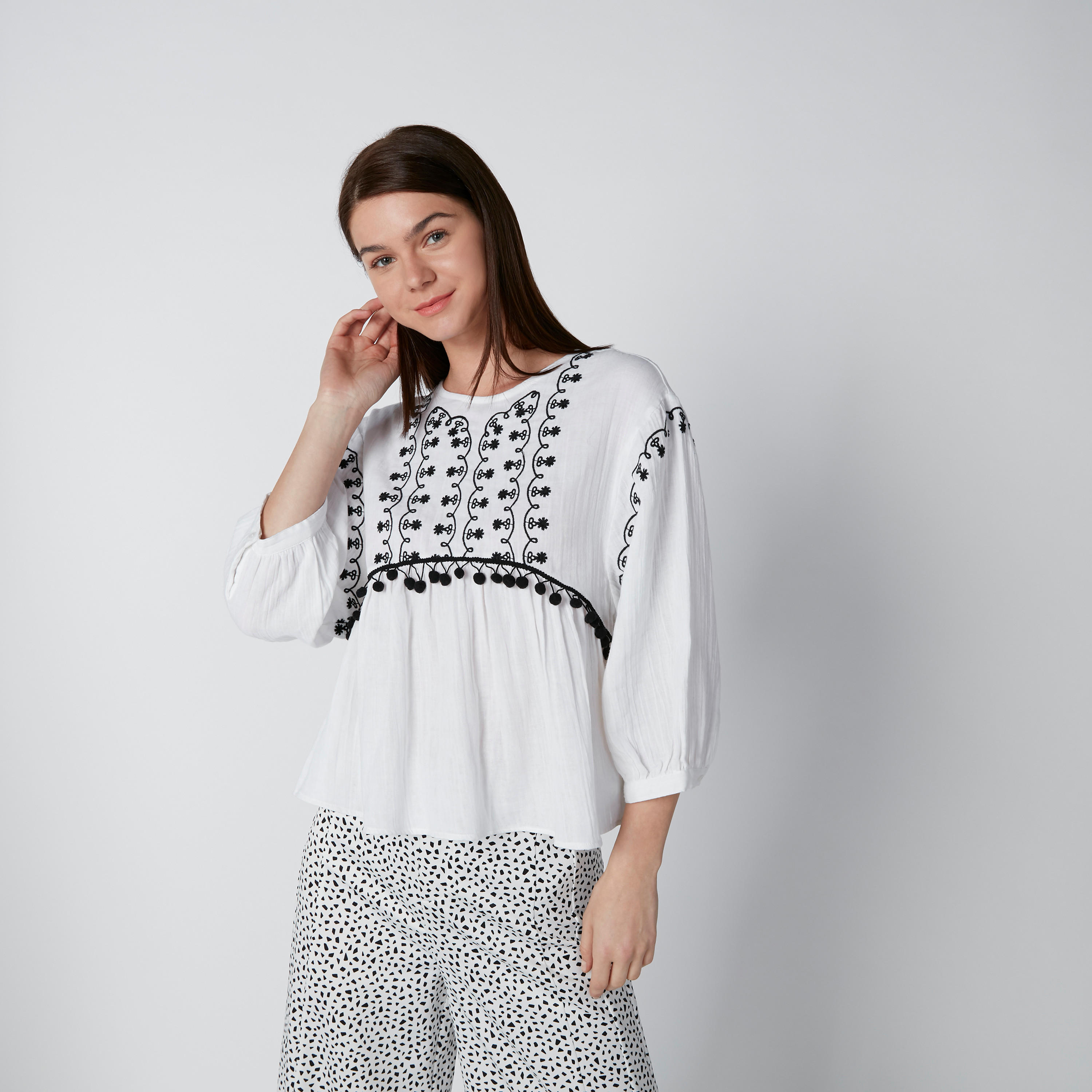 بلوزة مطرّزة بياقة مستديرة وأكمام 3/4-women-clothing-shirtsandblouses-blouses-image-3