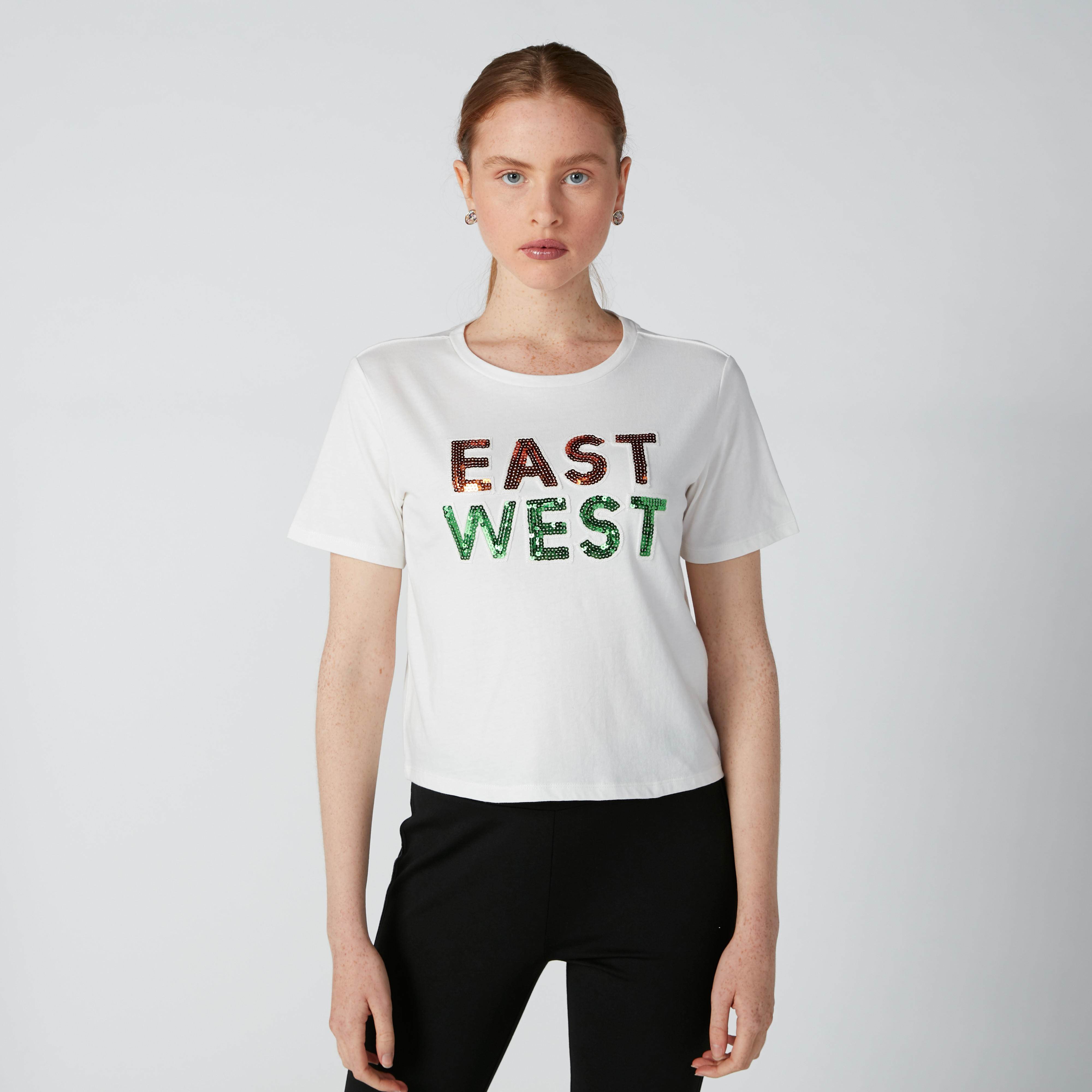 تيشيرت بياقة مستديرة وأكمام قصيرة وتفاصيل ترتر-women-clothing-tshirts-image-4