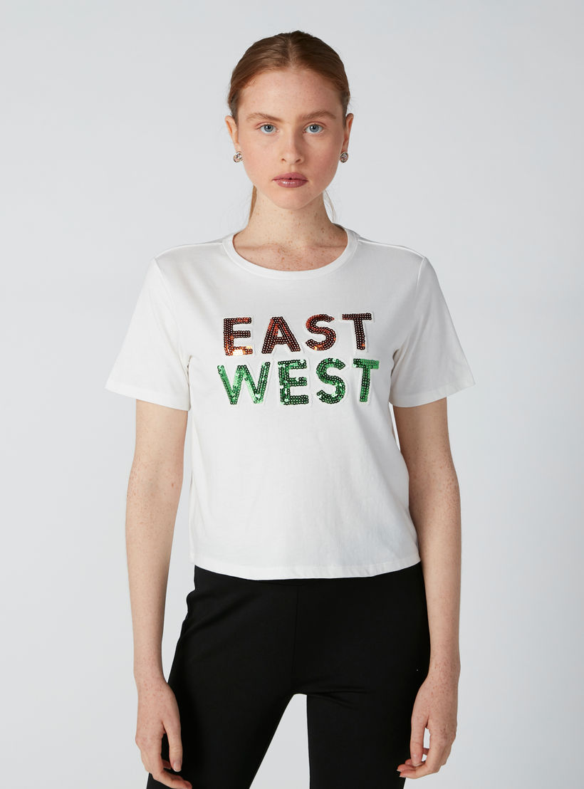 تيشيرت بياقة مستديرة وأكمام قصيرة وتفاصيل ترتر-women-clothing-tshirts-image-4