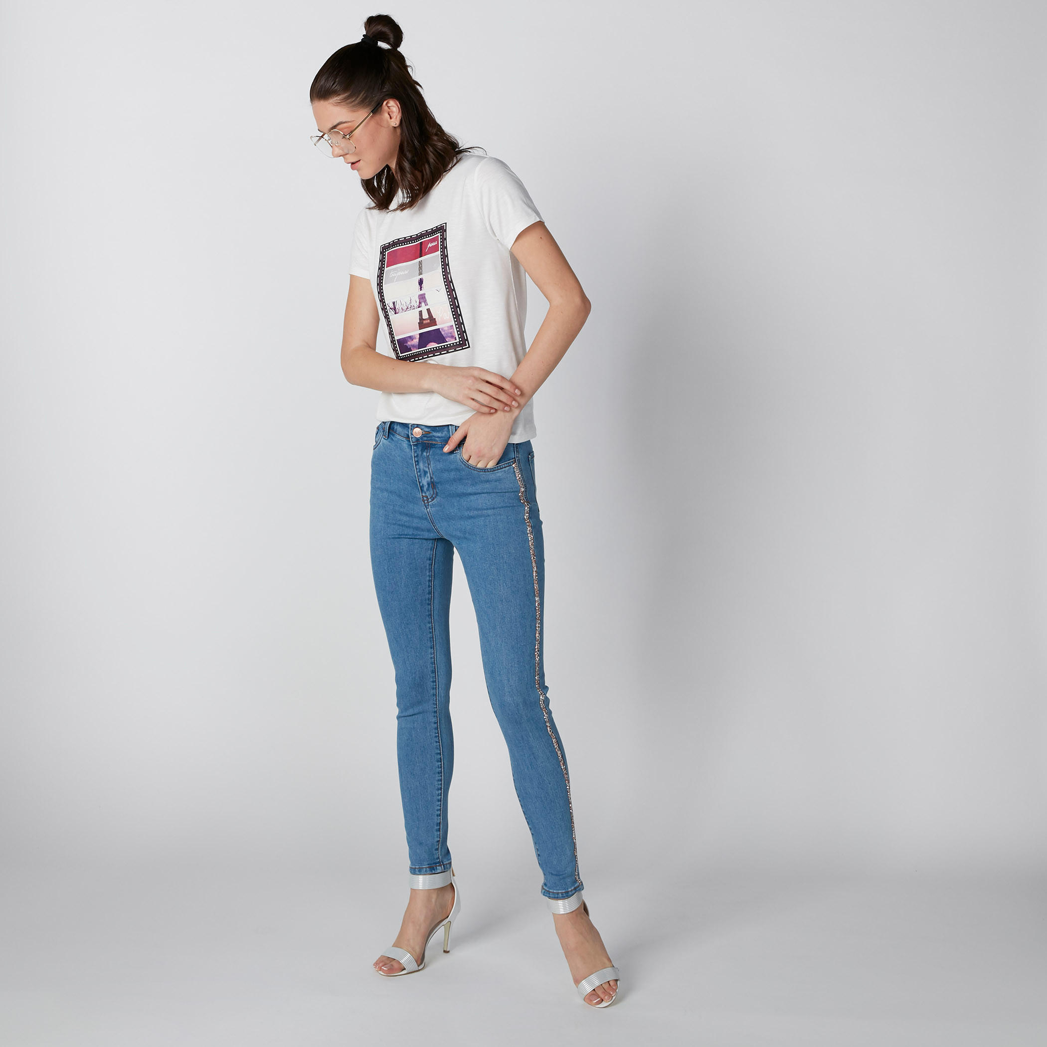 تيشيرت بقصّة عادية وياقة مستديرة وطبعات-women-clothing-tshirts-image-4