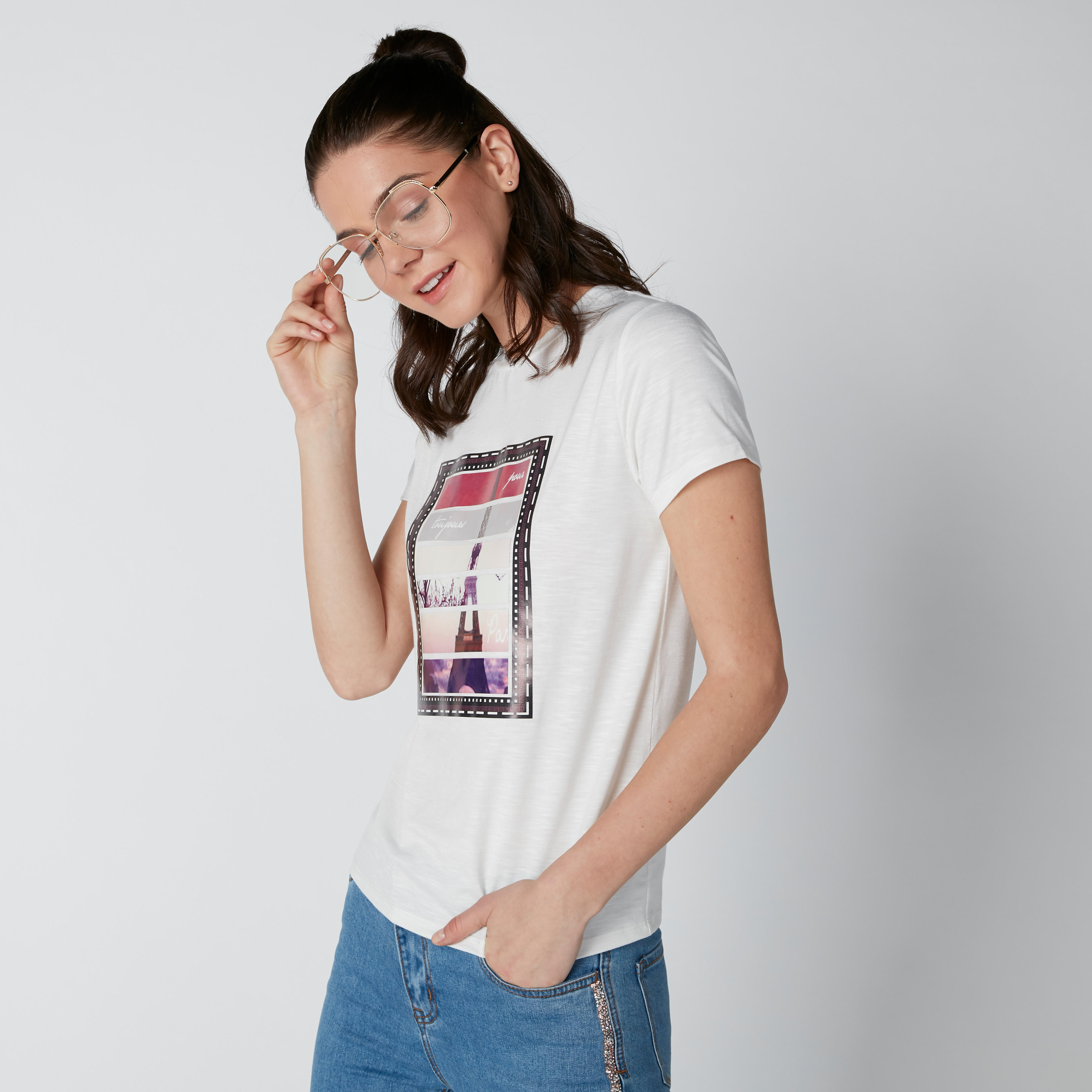 تيشيرت بقصّة عادية وياقة مستديرة وطبعات-women-clothing-tshirts-image-2