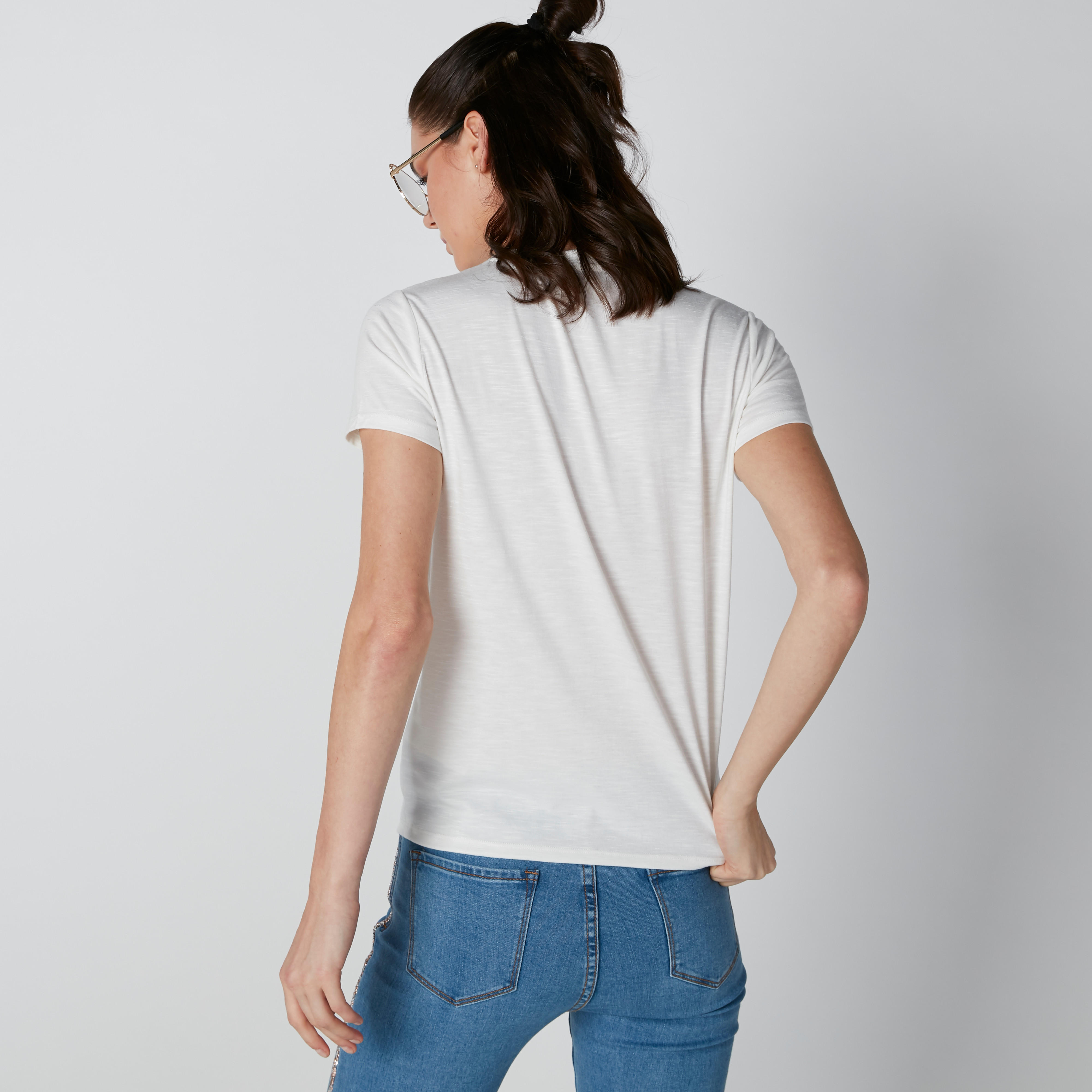 تيشيرت بقصّة عادية وياقة مستديرة وطبعات-women-clothing-tshirts-image-3