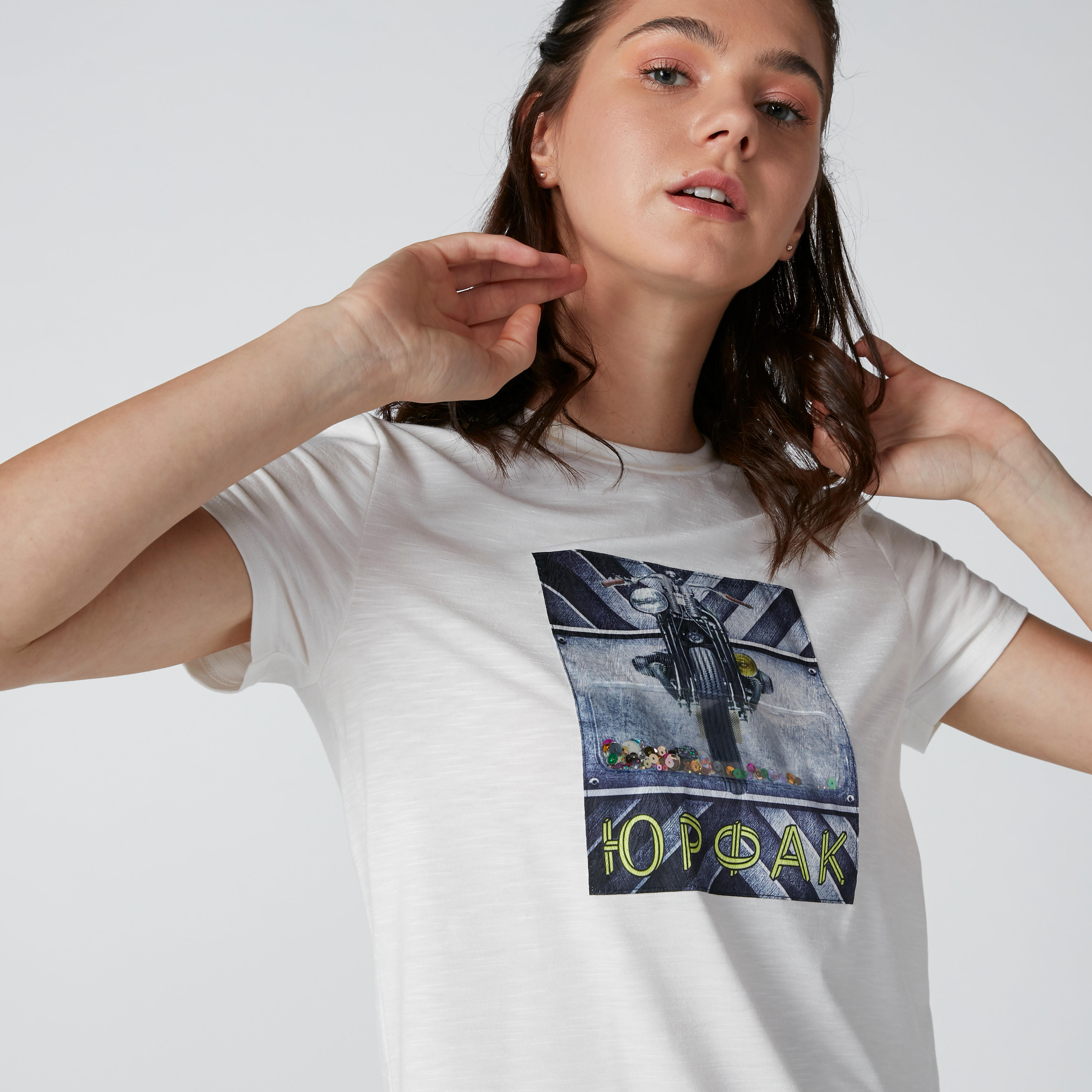 تيشيرت بقصّة عادية وأكمام قصيرة وطبعات-women-clothing-tshirts-image-1