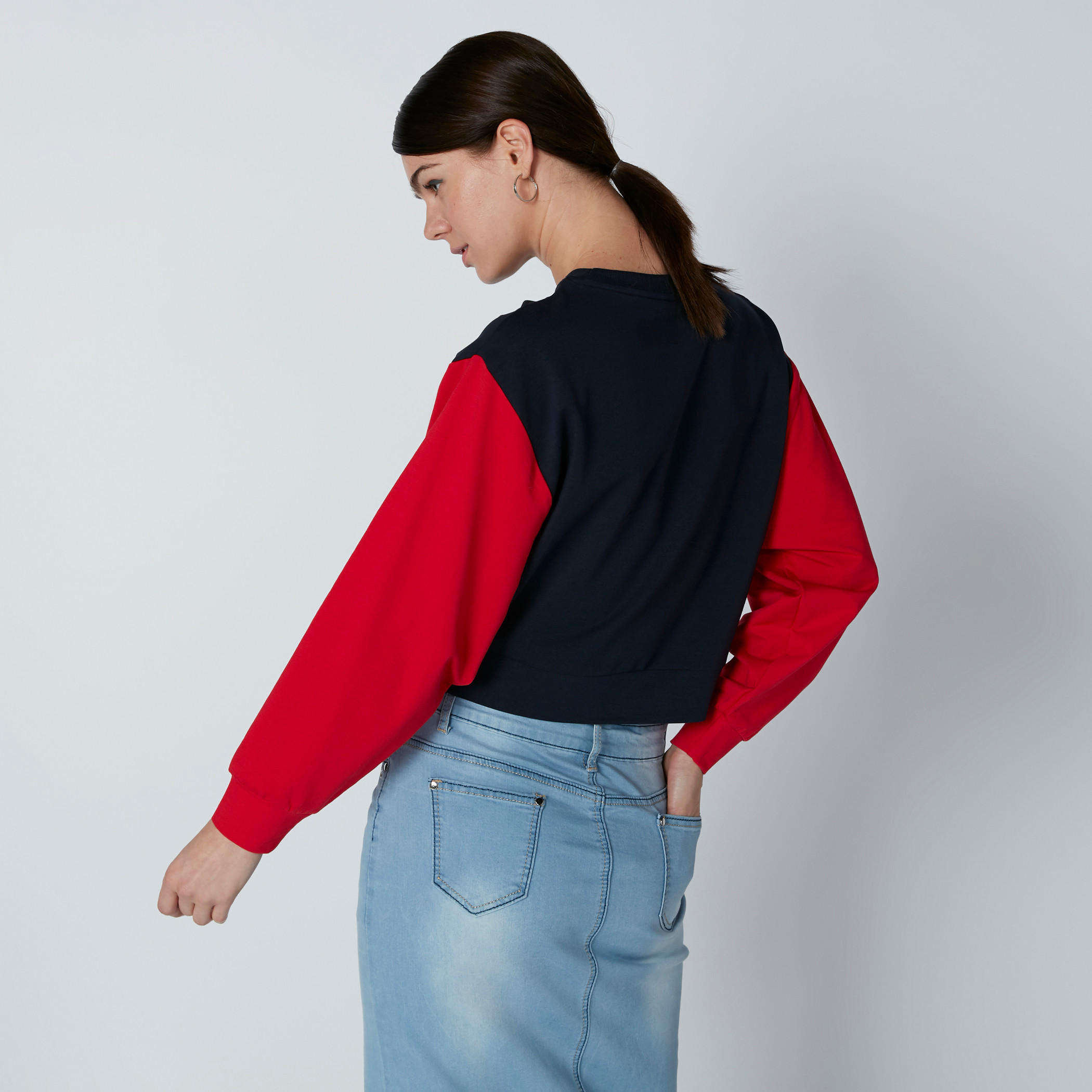 سويت شيرت قصير بياقة ضيّقة وأكمام طويلة وتزيينات-women-winterwear-hoodiesandsweatshirts-sweatshirts-image-2