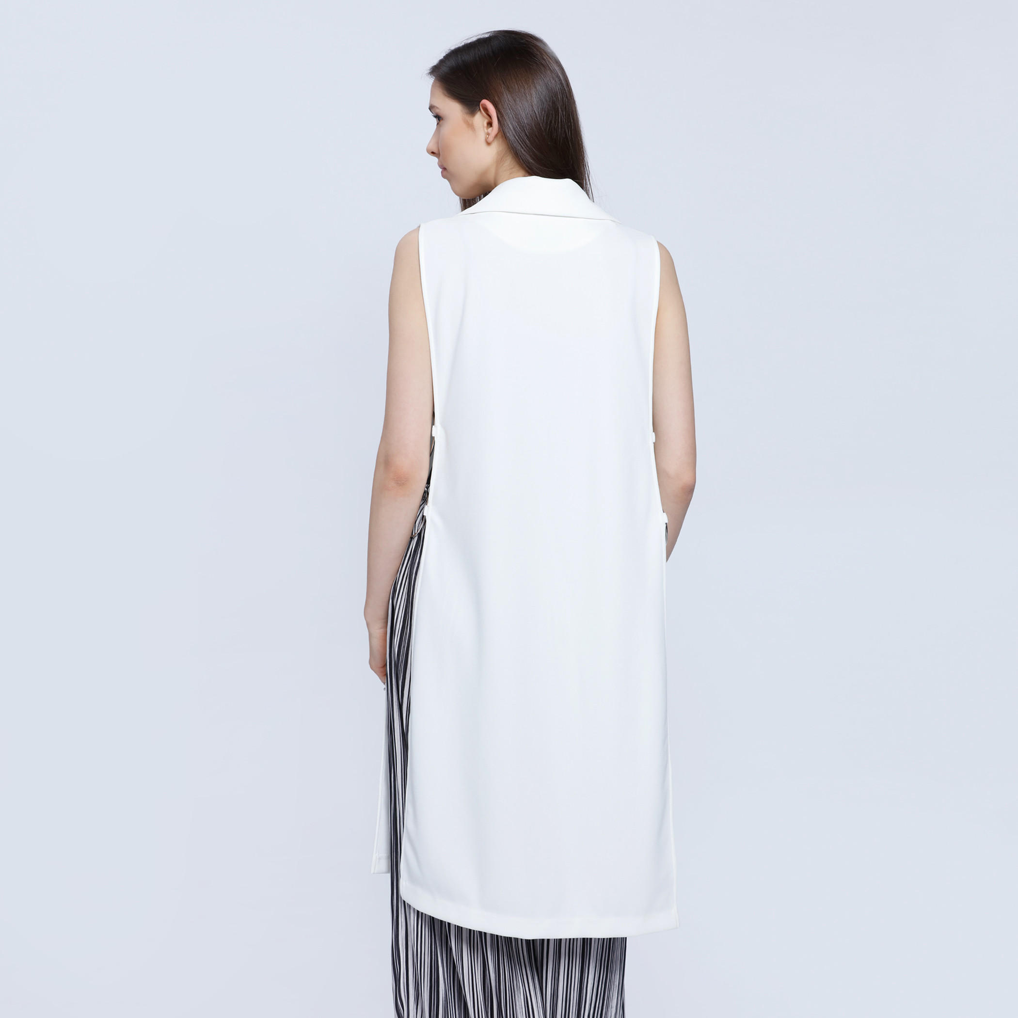 Sleeveless Longline Blazer with Notch Collar and Patch Pockets-women-winterwear-coatsandjackets-jackets-image-7