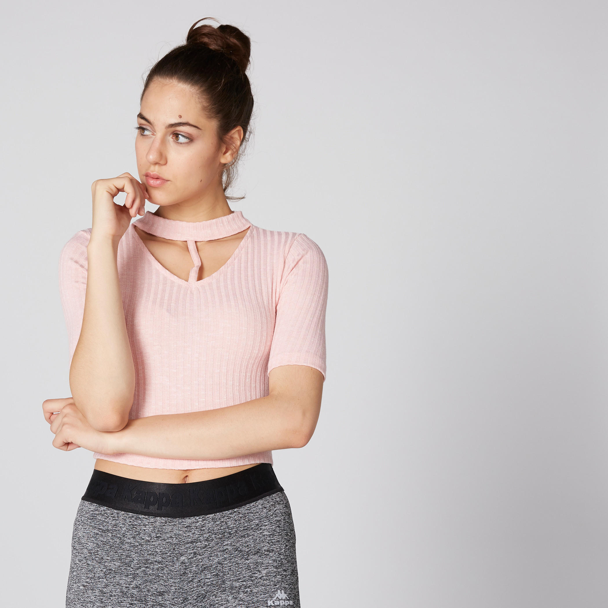 بلوزة قصيرة مضلعة بياقة شوكر وأكمام قصيرة-women-clothing-shirtsandblouses-blouses-image-1
