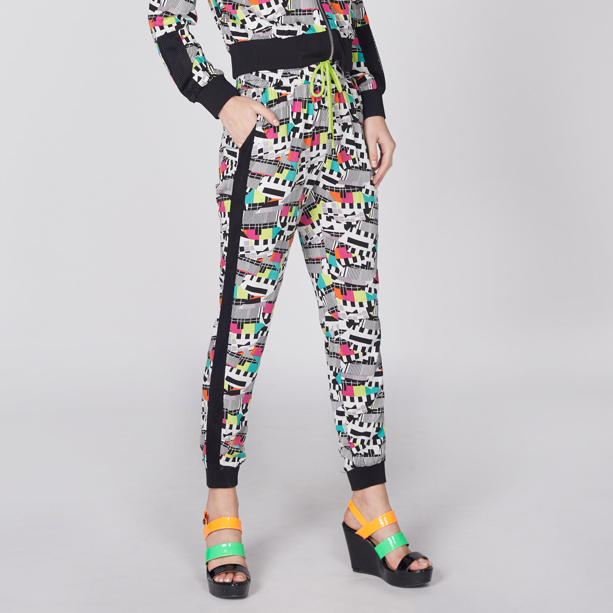 بنطال رياضي طويل بخصر مطاطّي وطبعات-women-clothing-bottoms-joggers-image-1