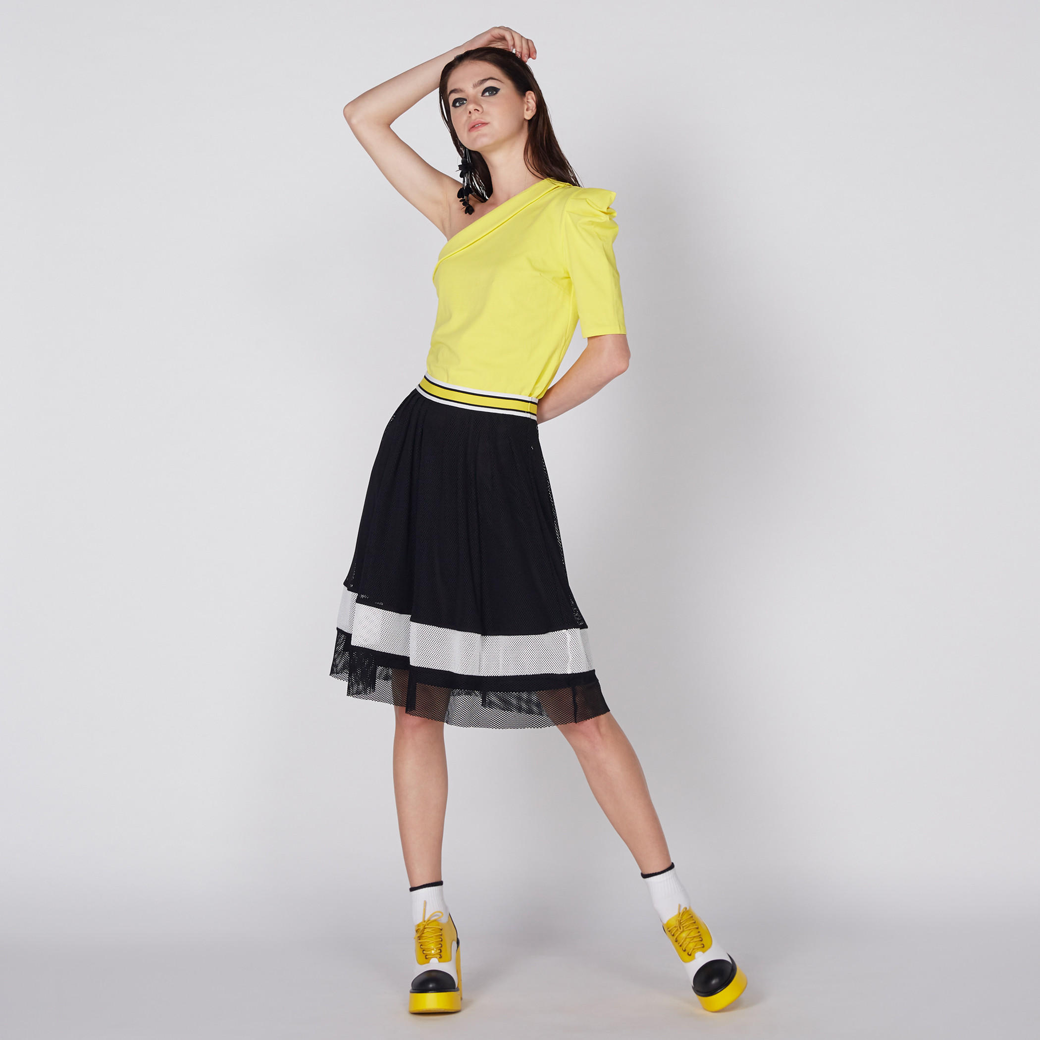 تنورة متوسطة الطول ومقلّمة بخصر مطّاطي وتفاصيل شبكية-women-clothing-bottoms-skirts-image-1