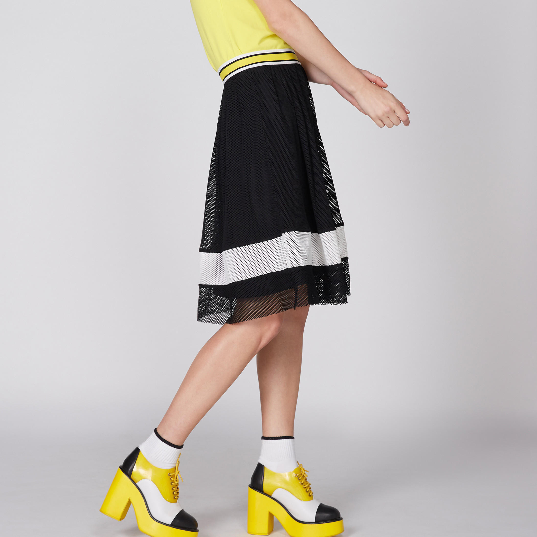 تنورة متوسطة الطول ومقلّمة بخصر مطّاطي وتفاصيل شبكية-women-clothing-bottoms-skirts-image-3