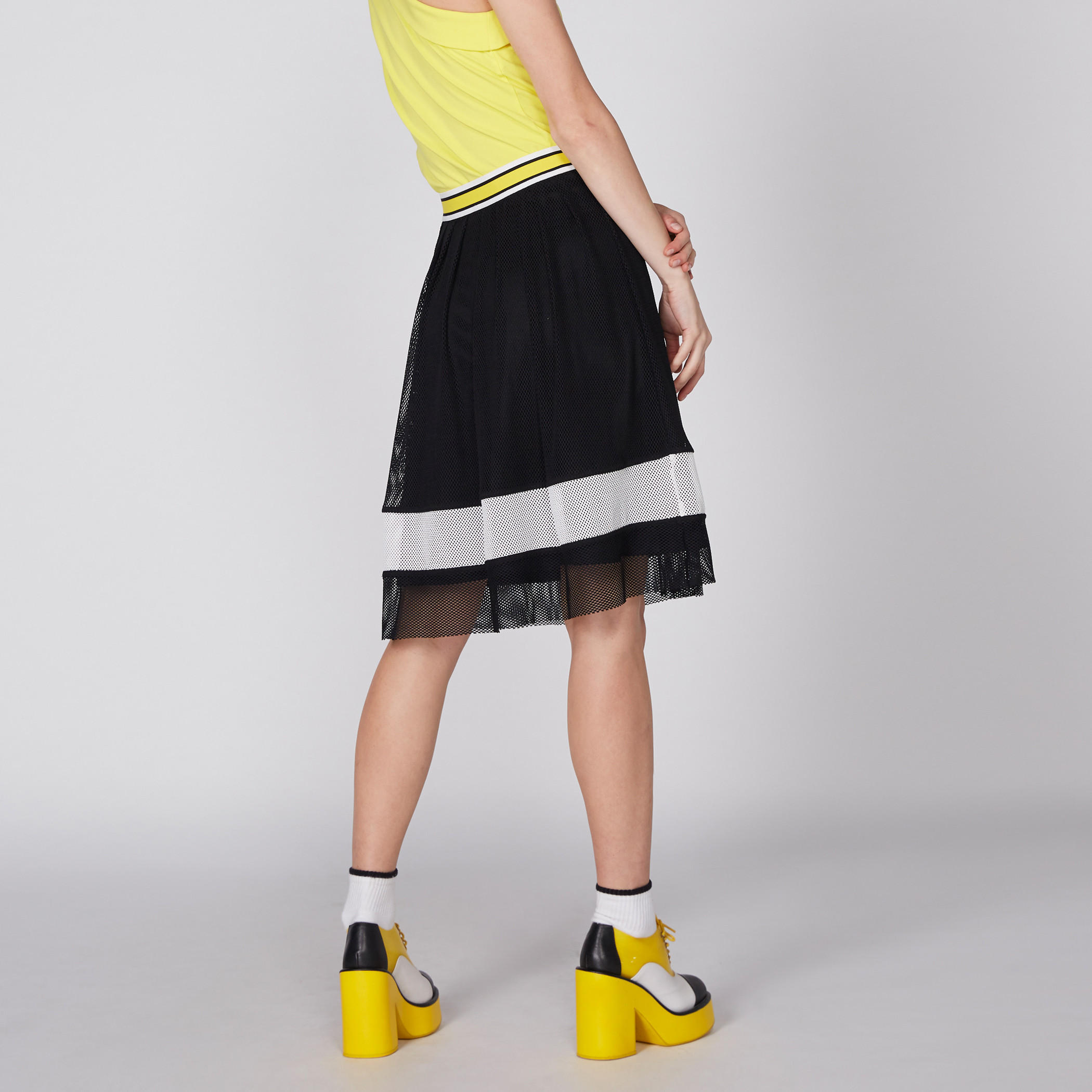 تنورة متوسطة الطول ومقلّمة بخصر مطّاطي وتفاصيل شبكية-women-clothing-bottoms-skirts-image-4