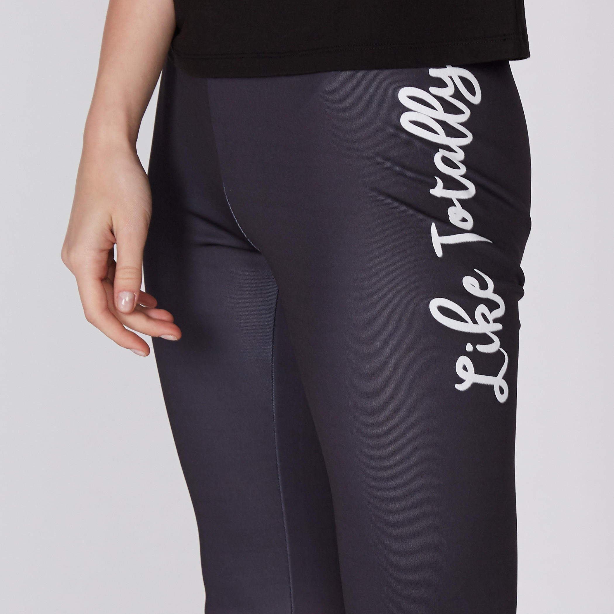 بنطال ليقنز طويل بخصر مطّاطي وطبعات-women-clothing-bottoms-leggings-image-2