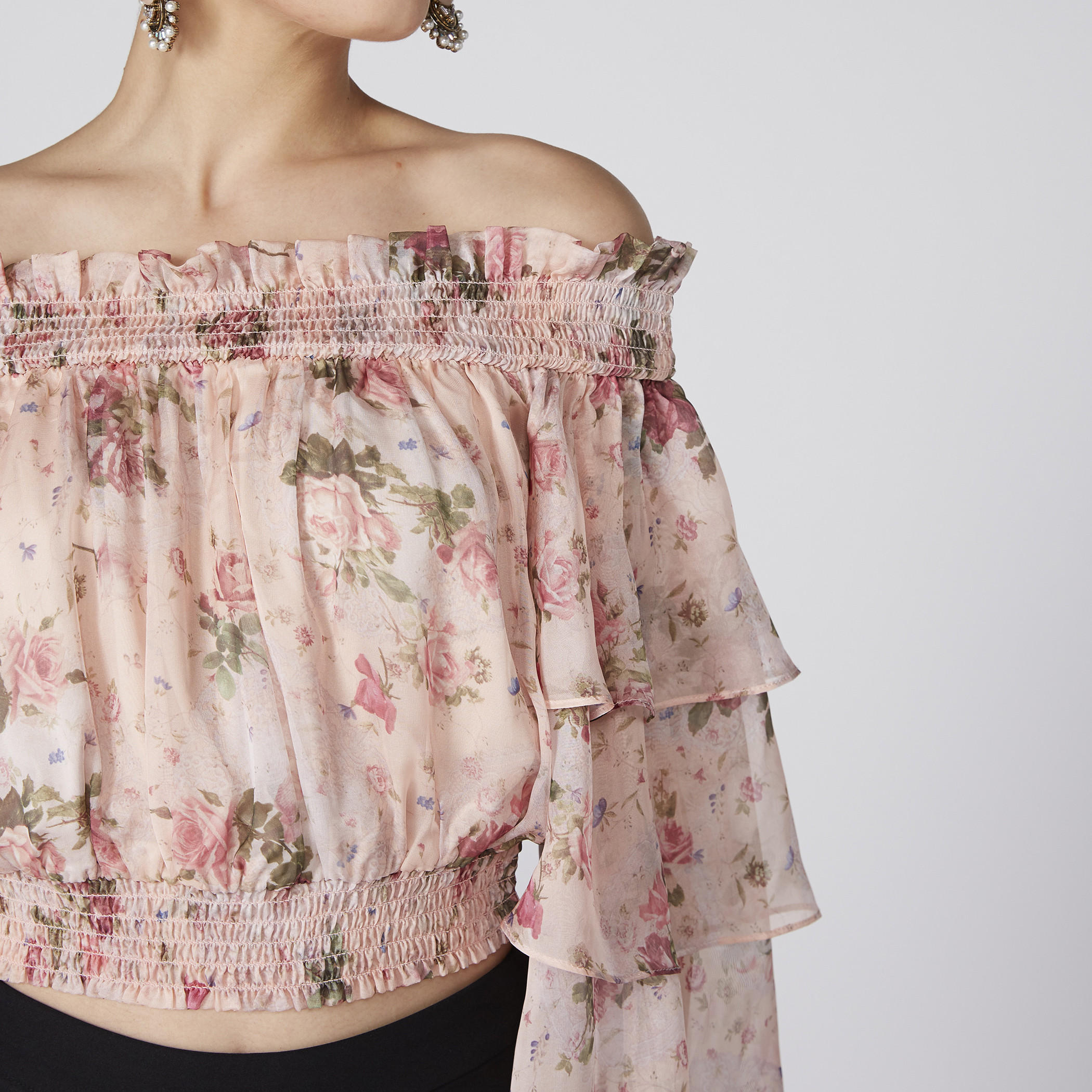 بلوزة بأكتاف مكشوفة وتفاصيل كشكش وطبعات-women-clothing-shirtsandblouses-blouses-image-1