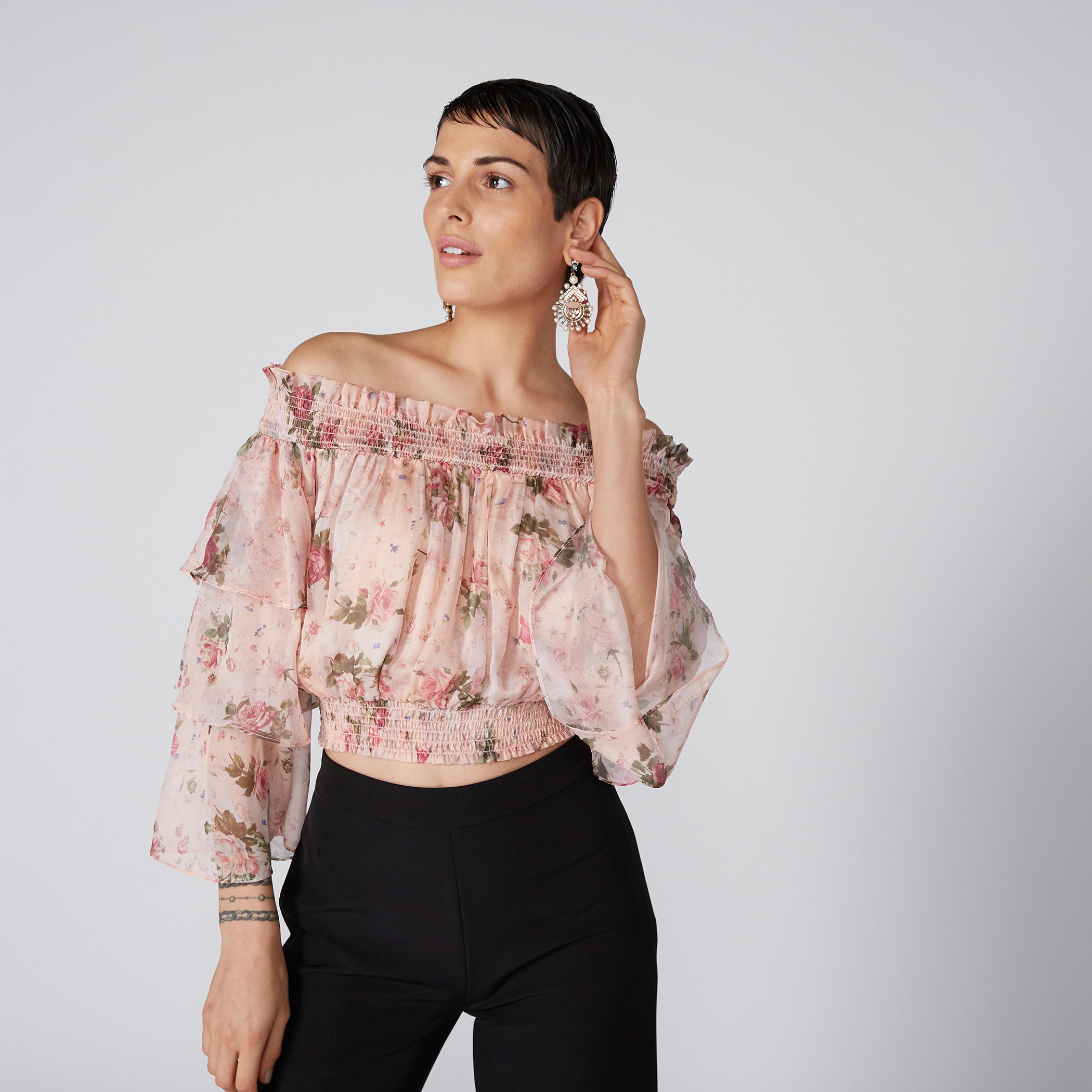 بلوزة بأكتاف مكشوفة وتفاصيل كشكش وطبعات-women-clothing-shirtsandblouses-blouses-image-2