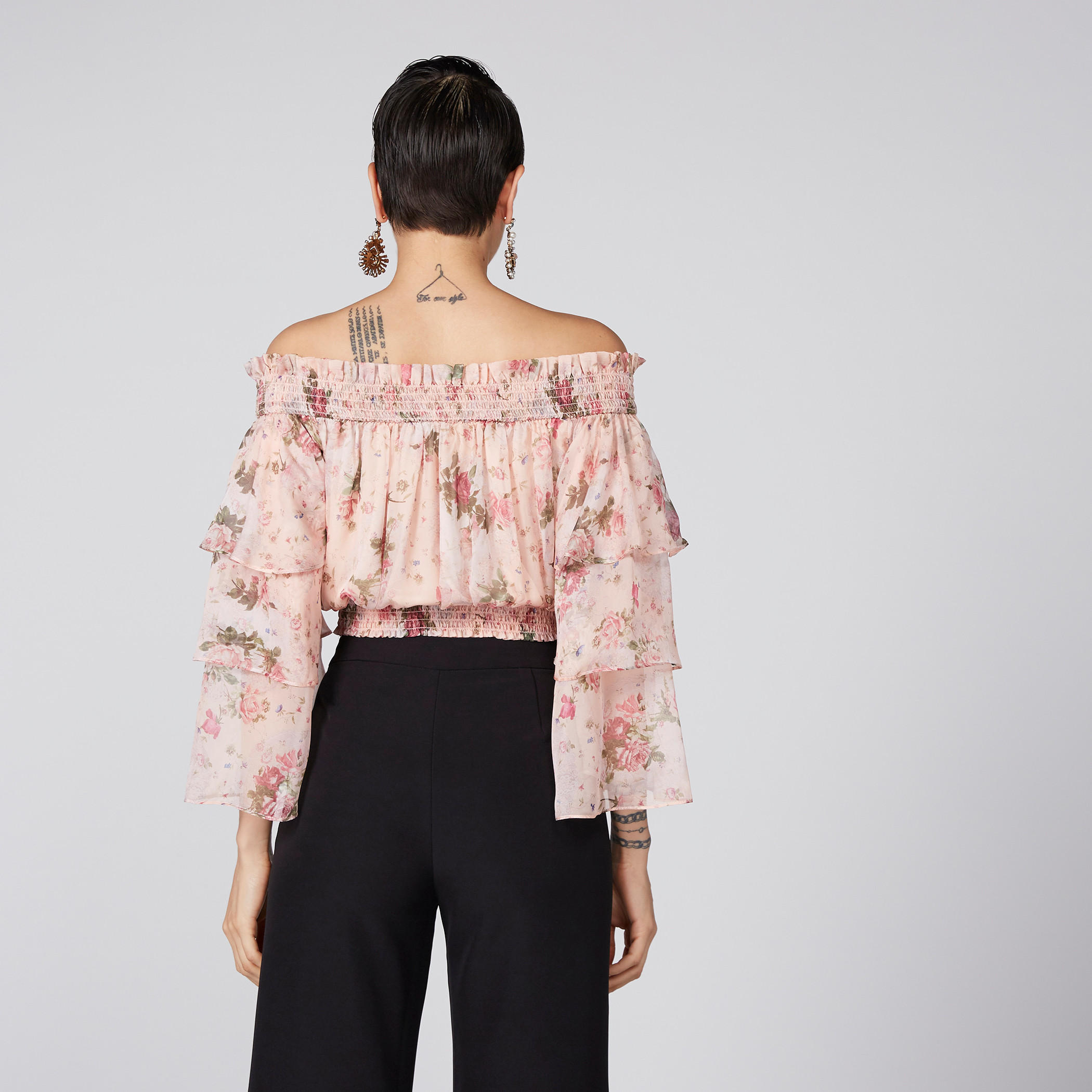 بلوزة بأكتاف مكشوفة وتفاصيل كشكش وطبعات-women-clothing-shirtsandblouses-blouses-image-3