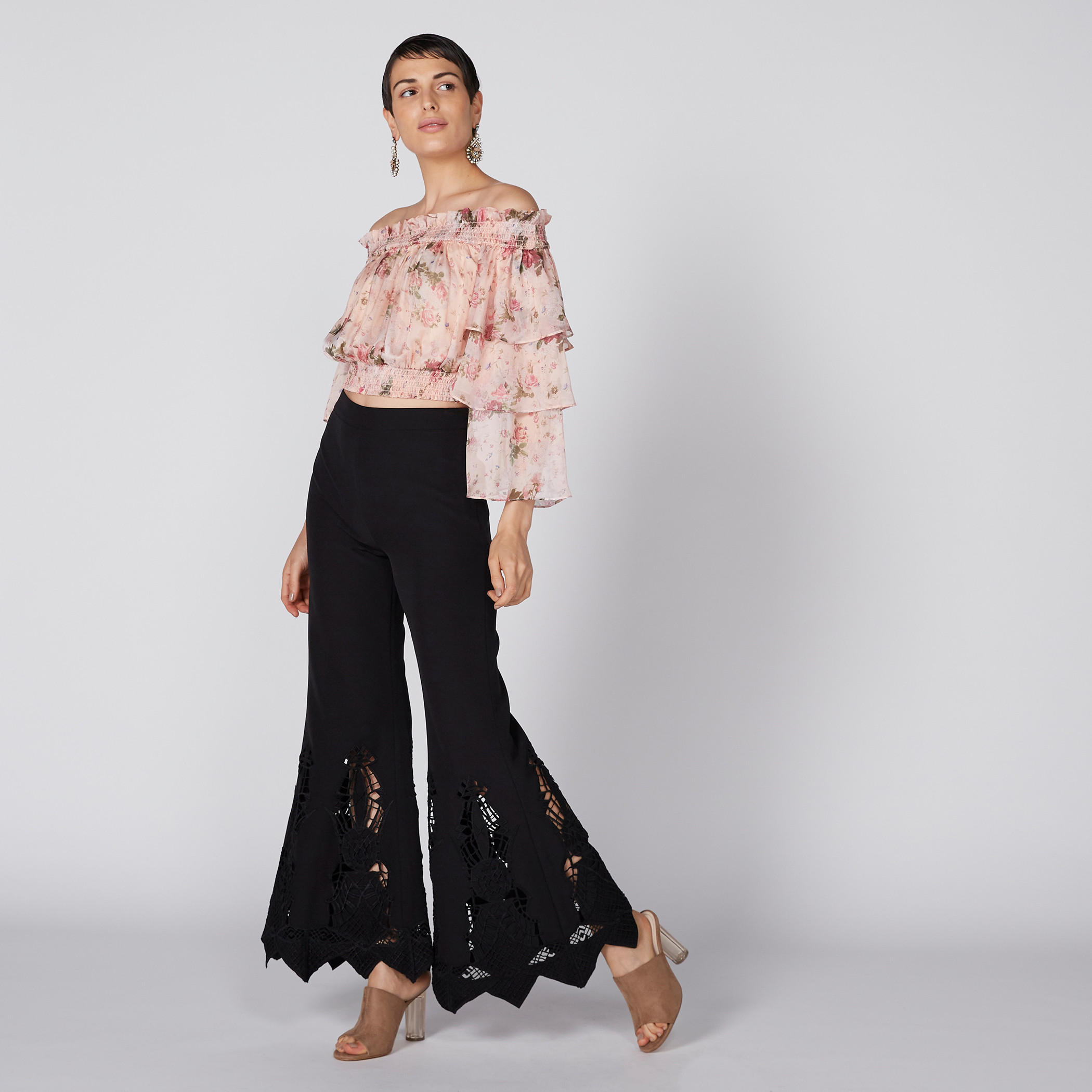 بلوزة بأكتاف مكشوفة وتفاصيل كشكش وطبعات-women-clothing-shirtsandblouses-blouses-image-4