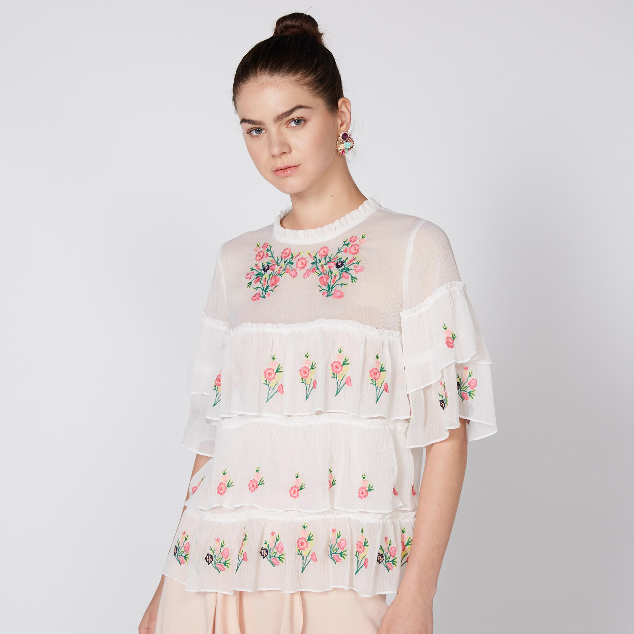 بلوزة مطرّزة بياقة مستديرة وتفاصيل كشكش-women-clothing-shirtsandblouses-blouses-image-1