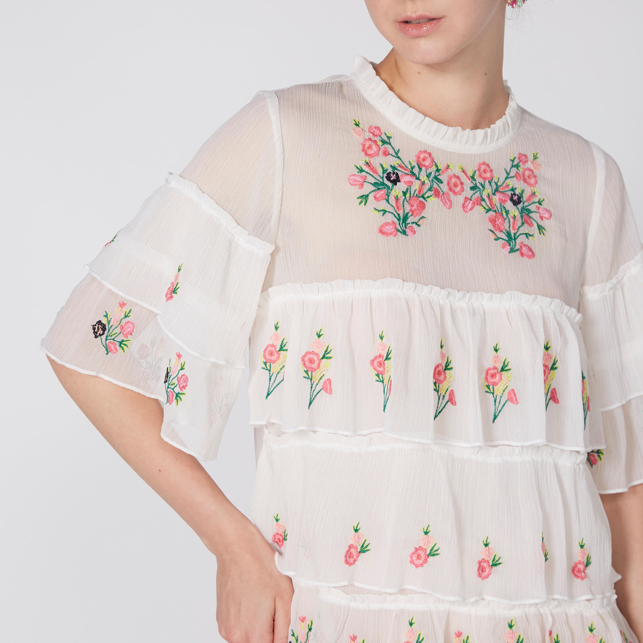 بلوزة مطرّزة بياقة مستديرة وتفاصيل كشكش-women-clothing-shirtsandblouses-blouses-image-2