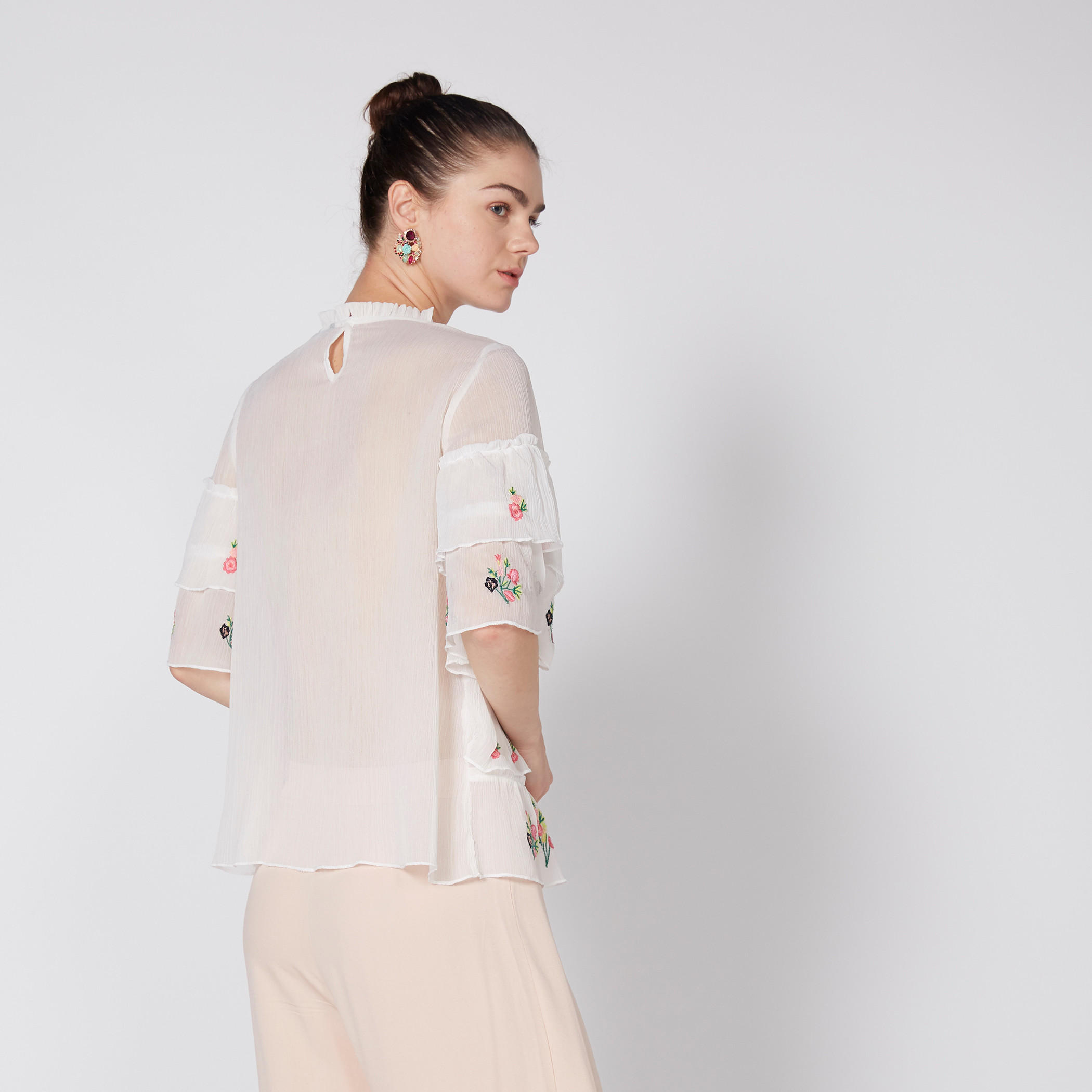 بلوزة مطرّزة بياقة مستديرة وتفاصيل كشكش-women-clothing-shirtsandblouses-blouses-image-3
