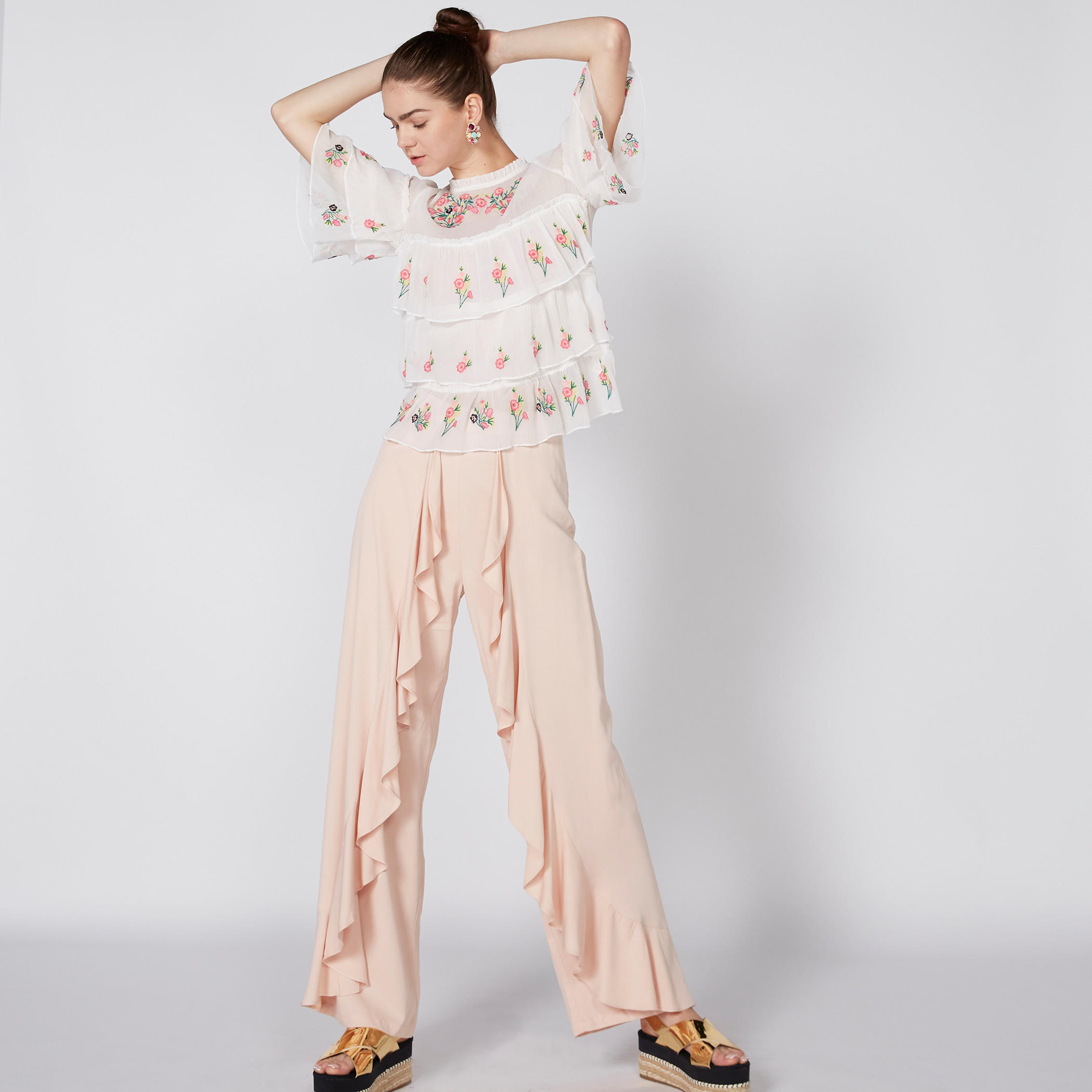 بلوزة مطرّزة بياقة مستديرة وتفاصيل كشكش-women-clothing-shirtsandblouses-blouses-image-4