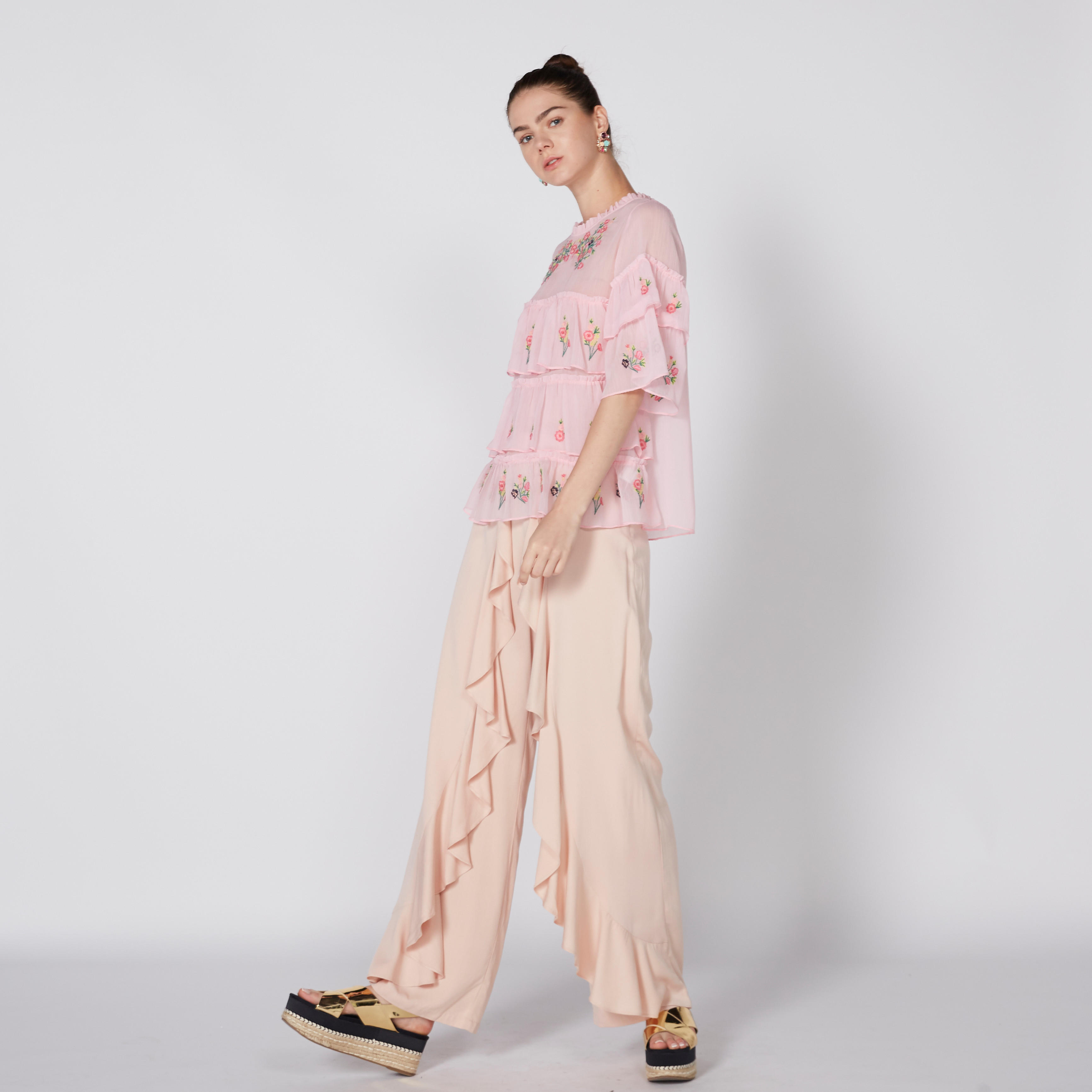 بلوزة مطرّزة بياقة مستديرة وتفاصيل كشكش-women-clothing-shirtsandblouses-blouses-image-2