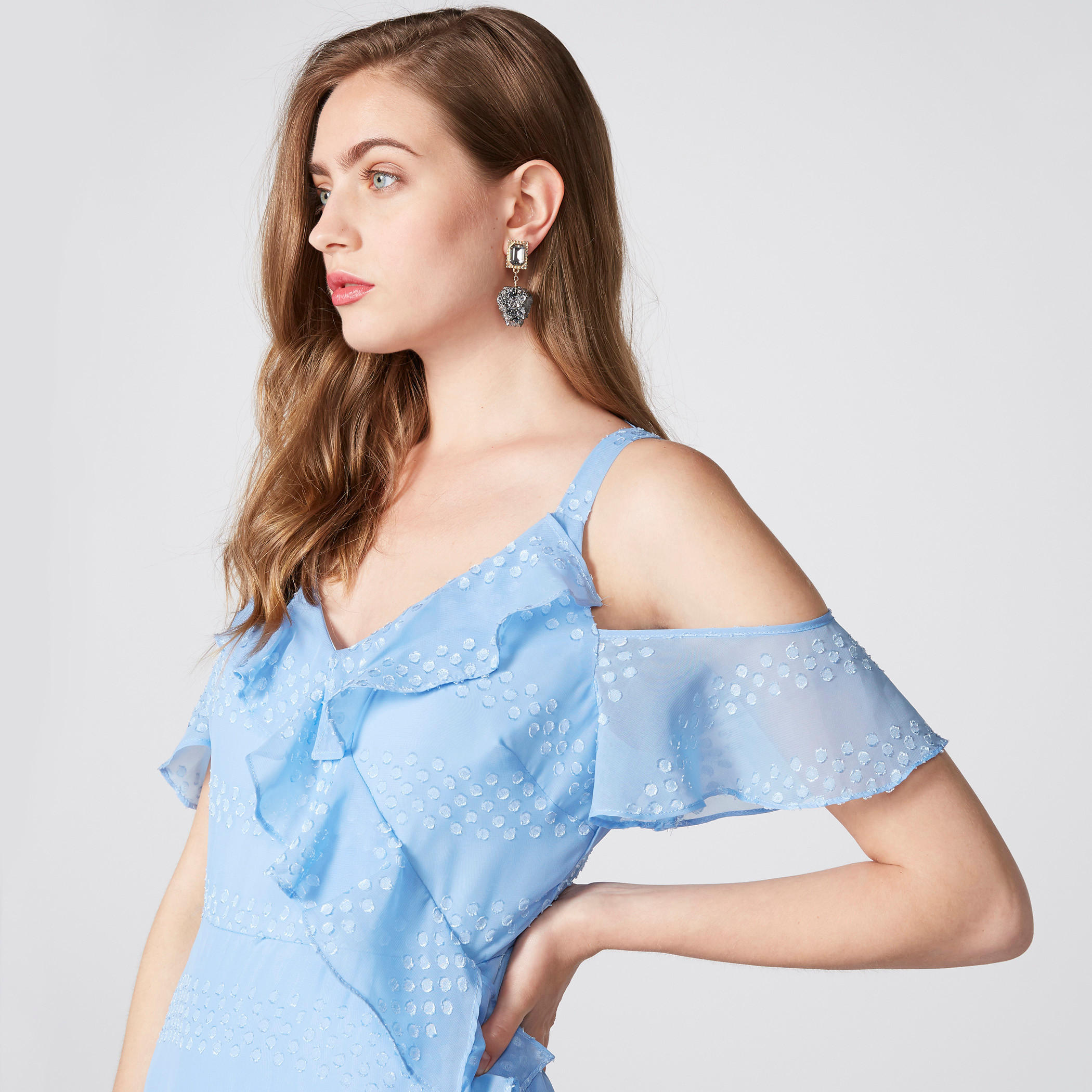 فستان طويل بارز الملمس بأكتاف مكشوفة وتفاصيل كشكش ورباط-women-clothing-dresses-image-1