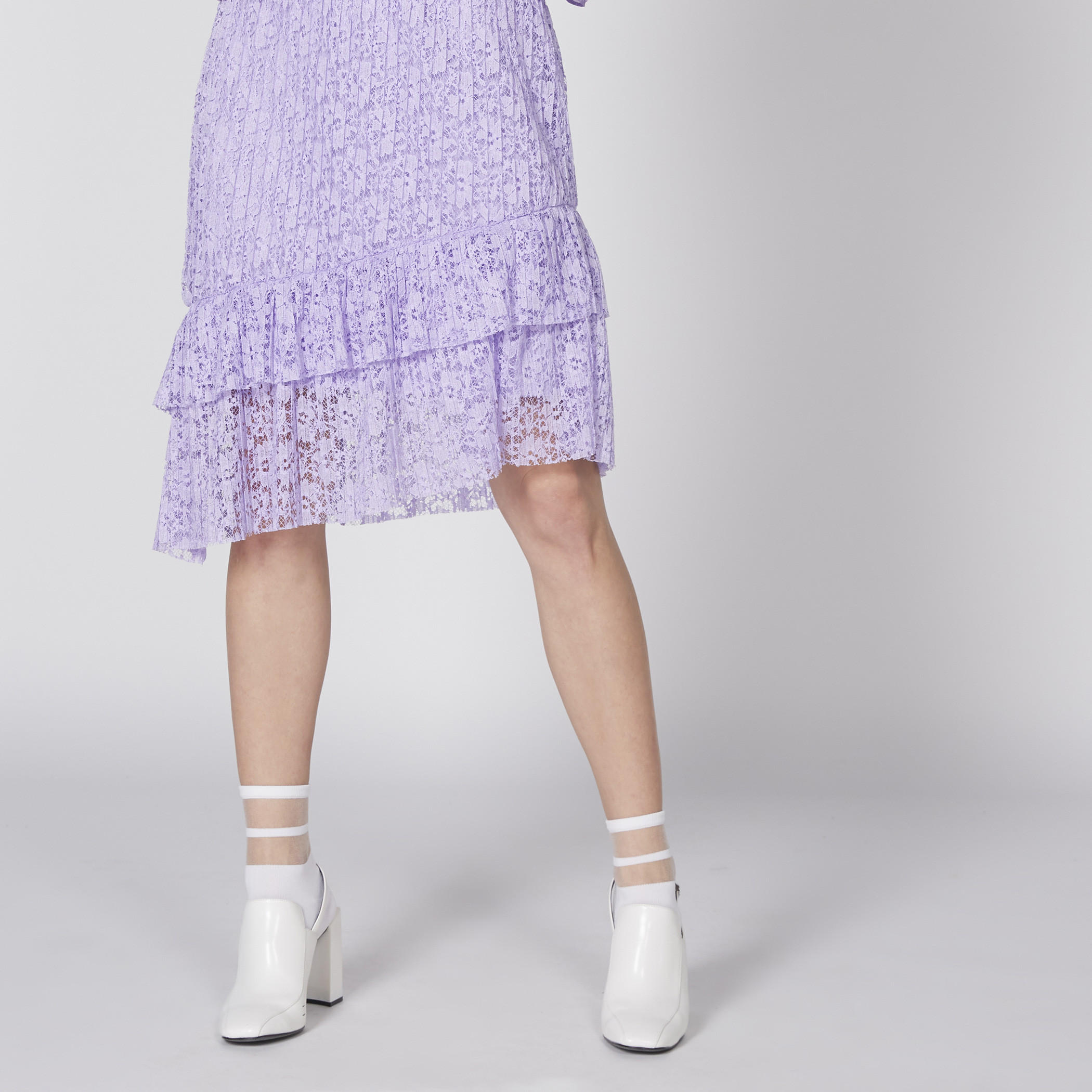 تنورة متوسطة الطول بحوّاف غير مستوية وكشكش وتفاصيل دانتيل-women-clothing-bottoms-skirts-image-1