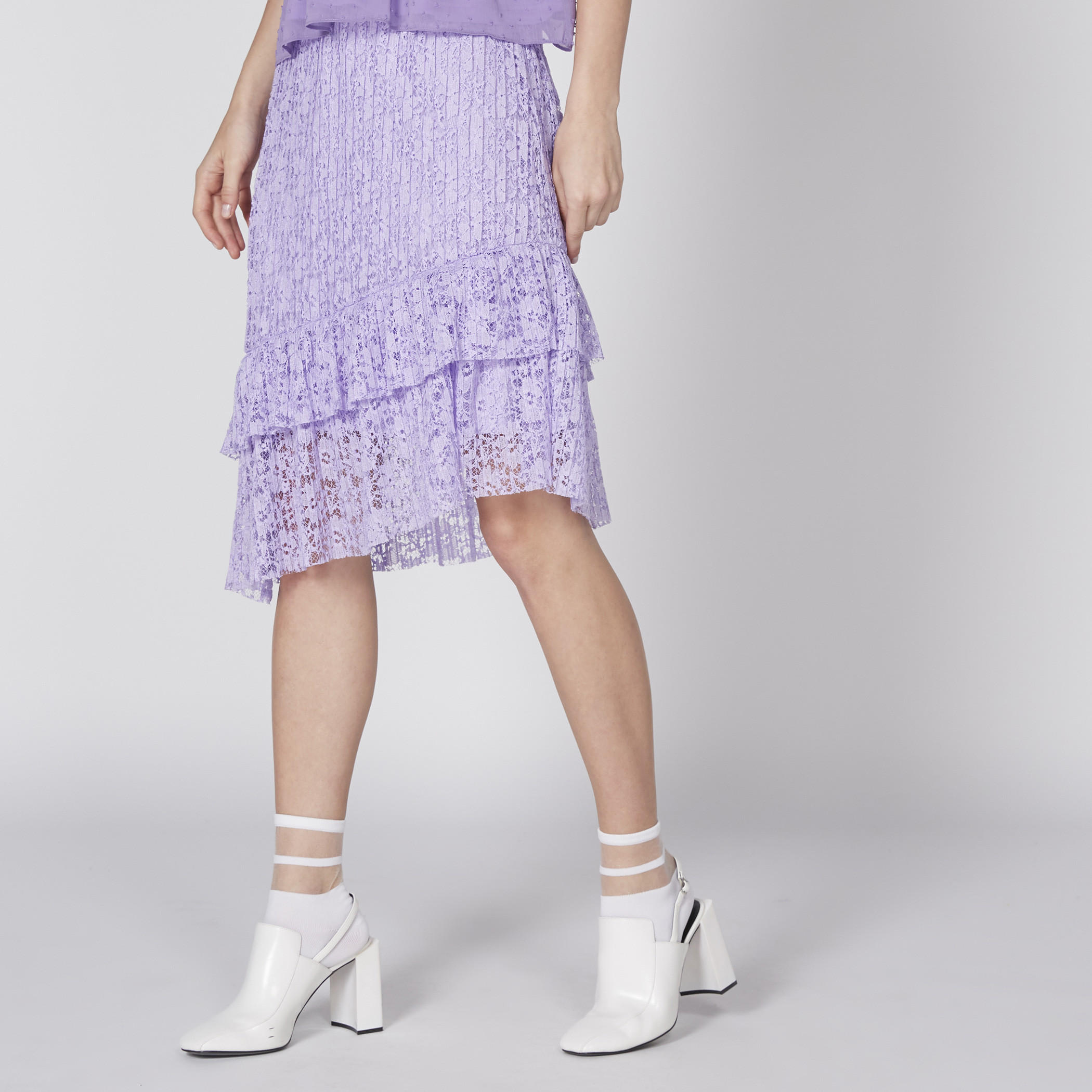 تنورة متوسطة الطول بحوّاف غير مستوية وكشكش وتفاصيل دانتيل-women-clothing-bottoms-skirts-image-4