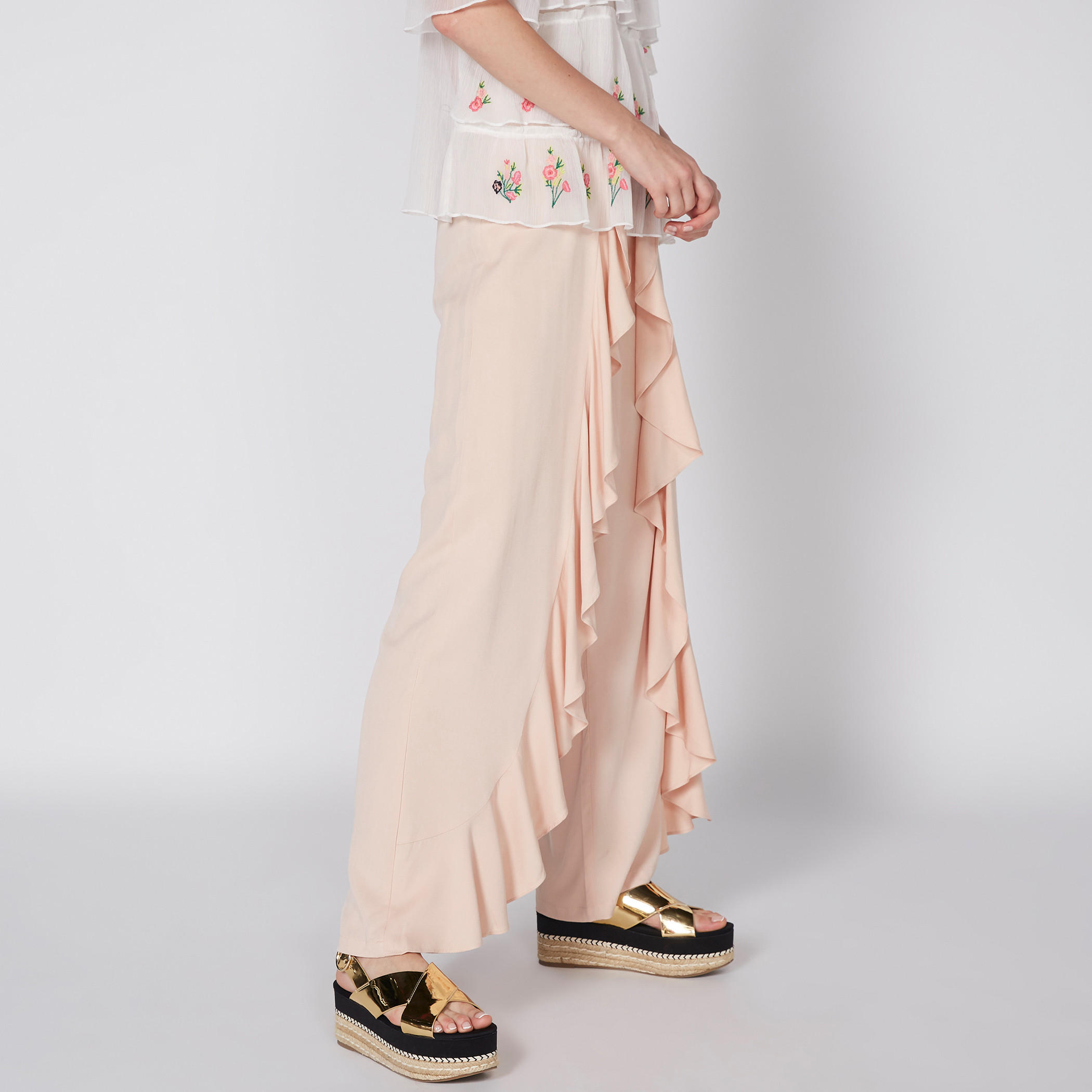 بنطال بالازو طويل بخصر مطاطي وتفاصيل كشكش-women-clothing-bottoms-trousers-image-2