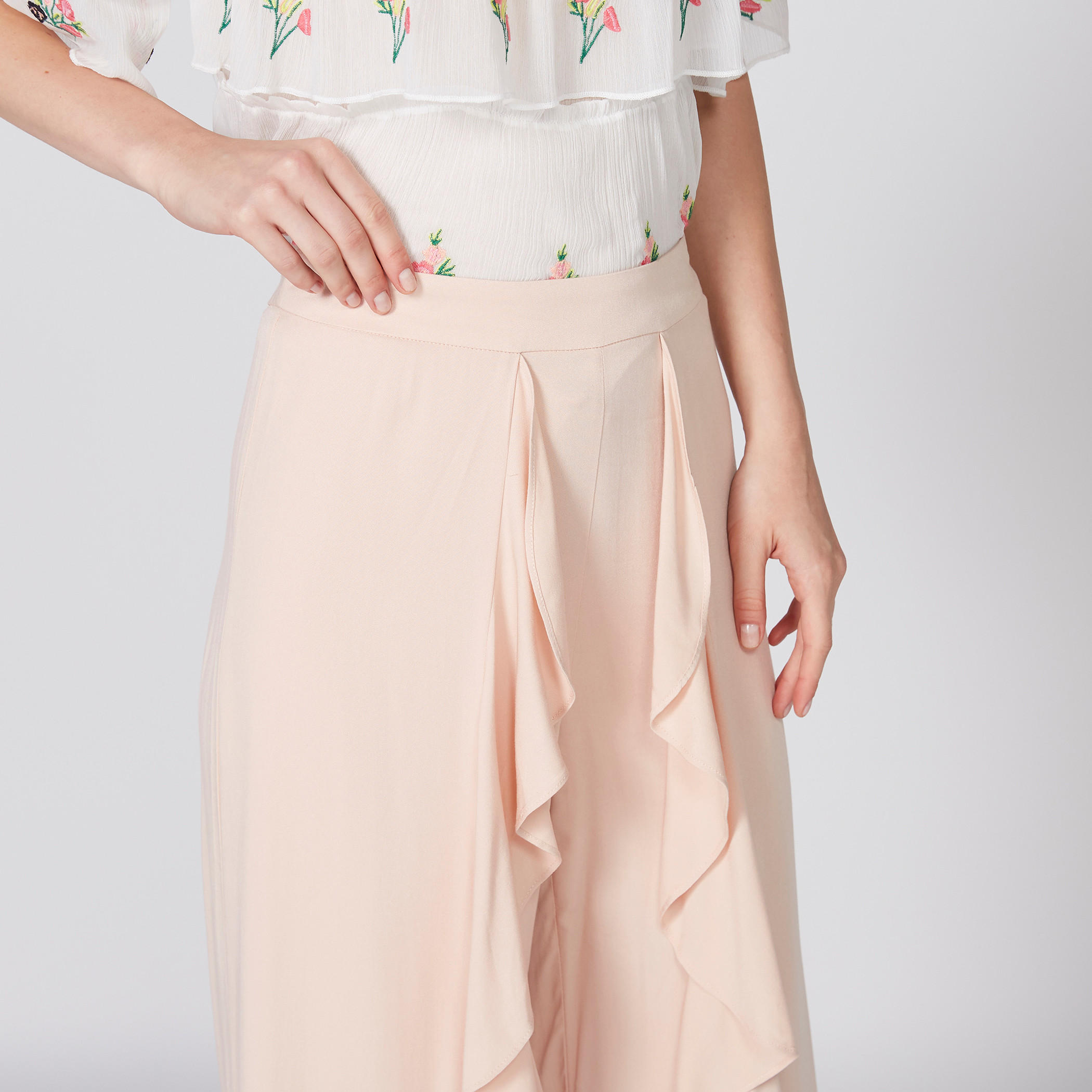 بنطال بالازو طويل بخصر مطاطي وتفاصيل كشكش-women-clothing-bottoms-trousers-image-3