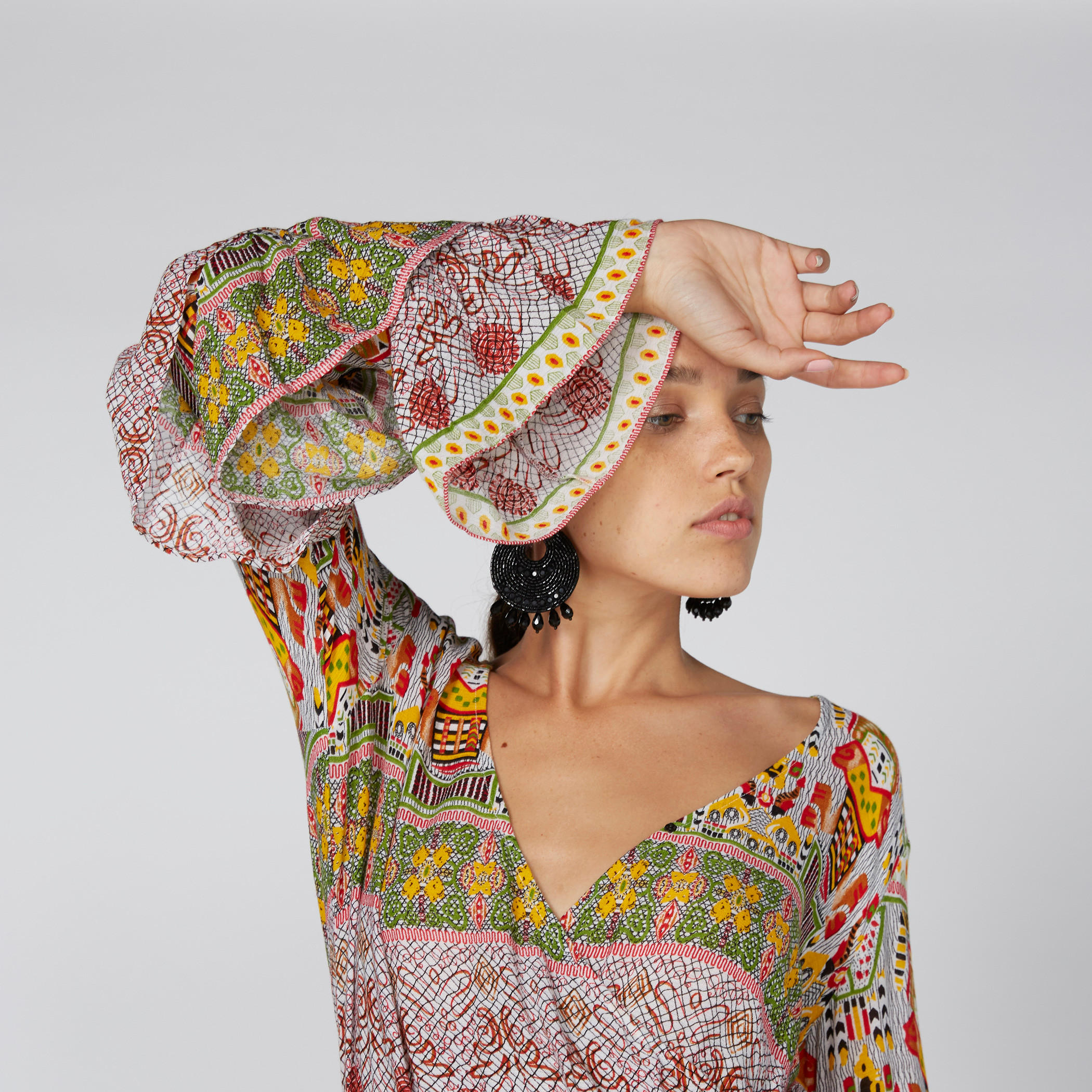 بلوزة بياقة V وأكمام عريضة وطبعات-women-clothing-shirtsandblouses-blouses-image-1