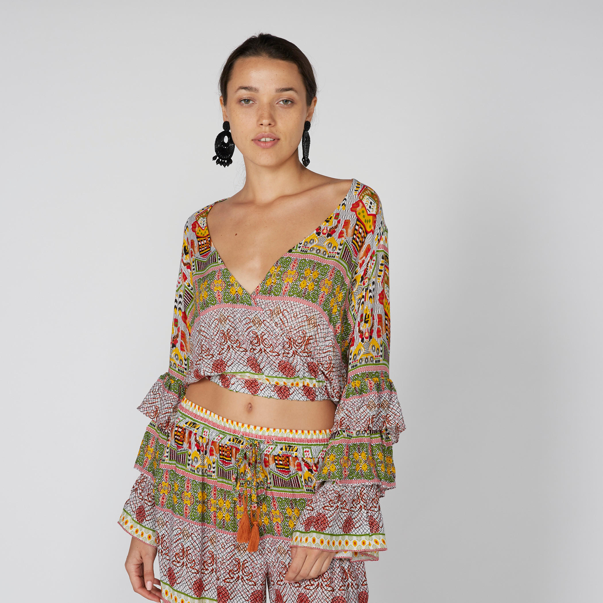 بلوزة بياقة V وأكمام عريضة وطبعات-women-clothing-shirtsandblouses-blouses-image-2