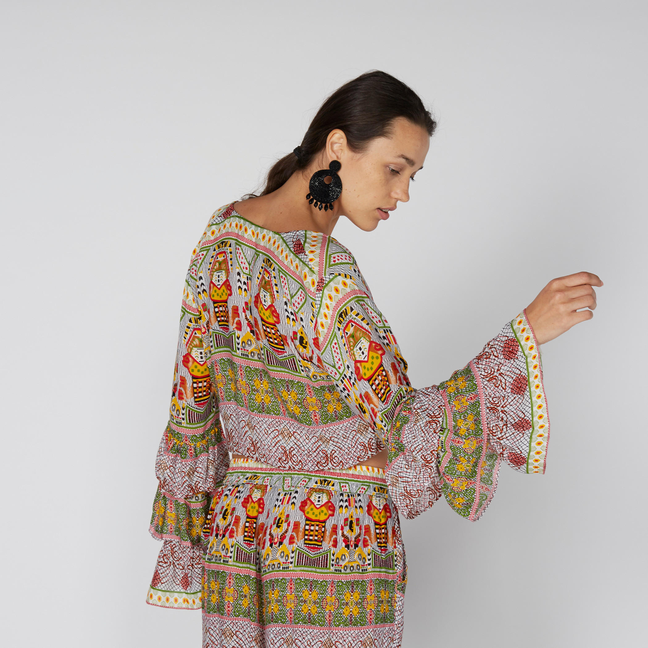 بلوزة بياقة V وأكمام عريضة وطبعات-women-clothing-shirtsandblouses-blouses-image-3