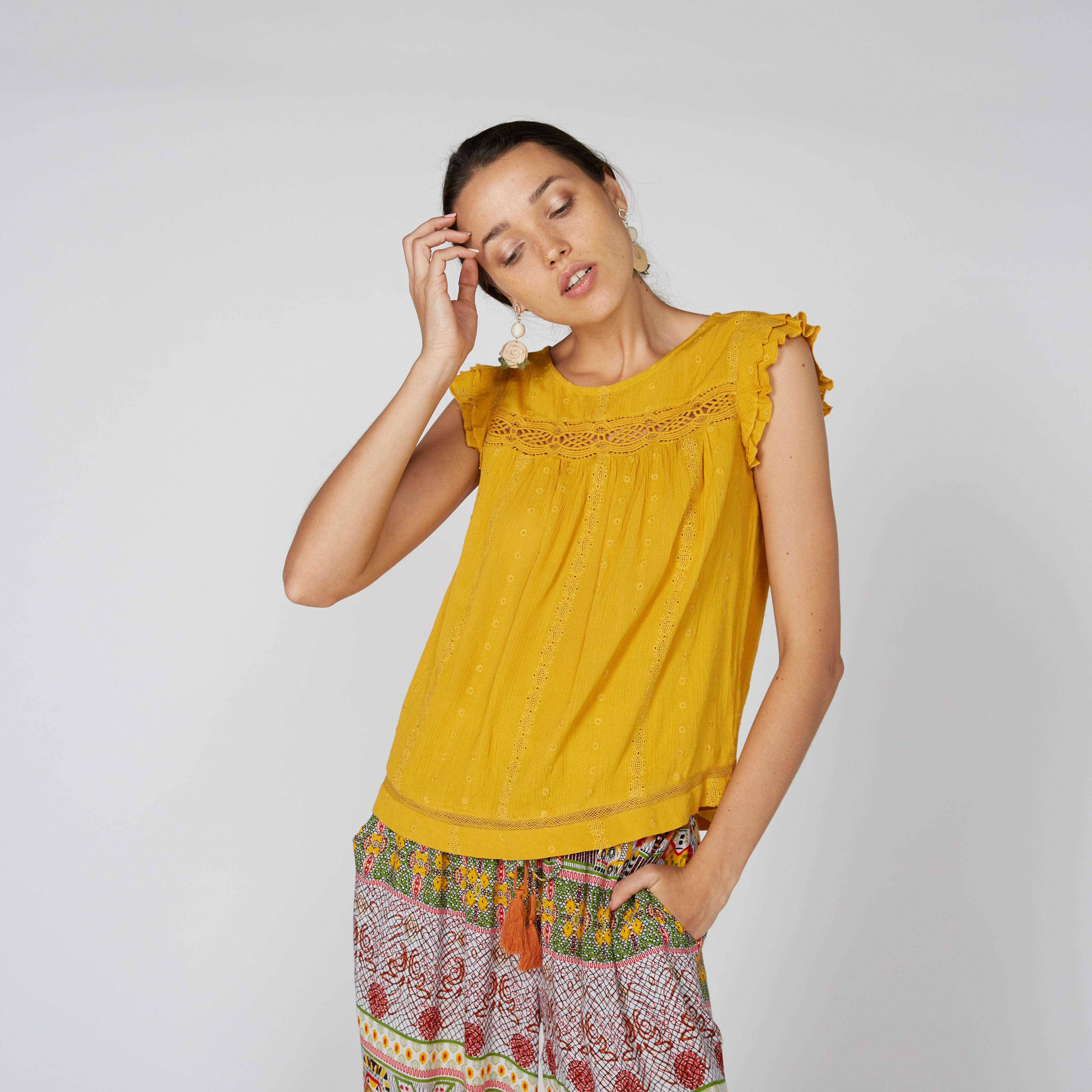 بلوزة دون أكمام بتفاصيل كشكش-women-clothing-shirtsandblouses-blouses-image-1