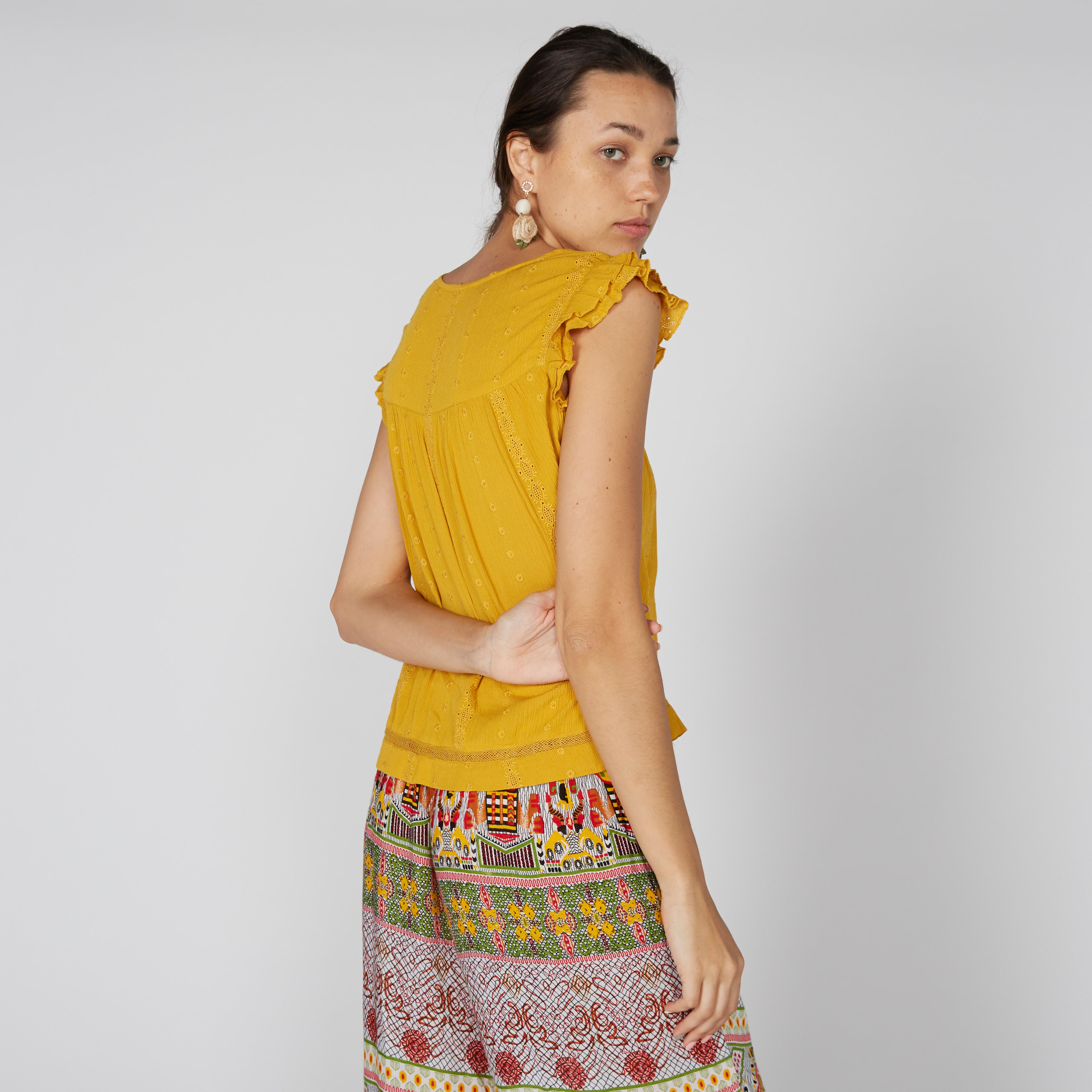 بلوزة دون أكمام بتفاصيل كشكش-women-clothing-shirtsandblouses-blouses-image-4