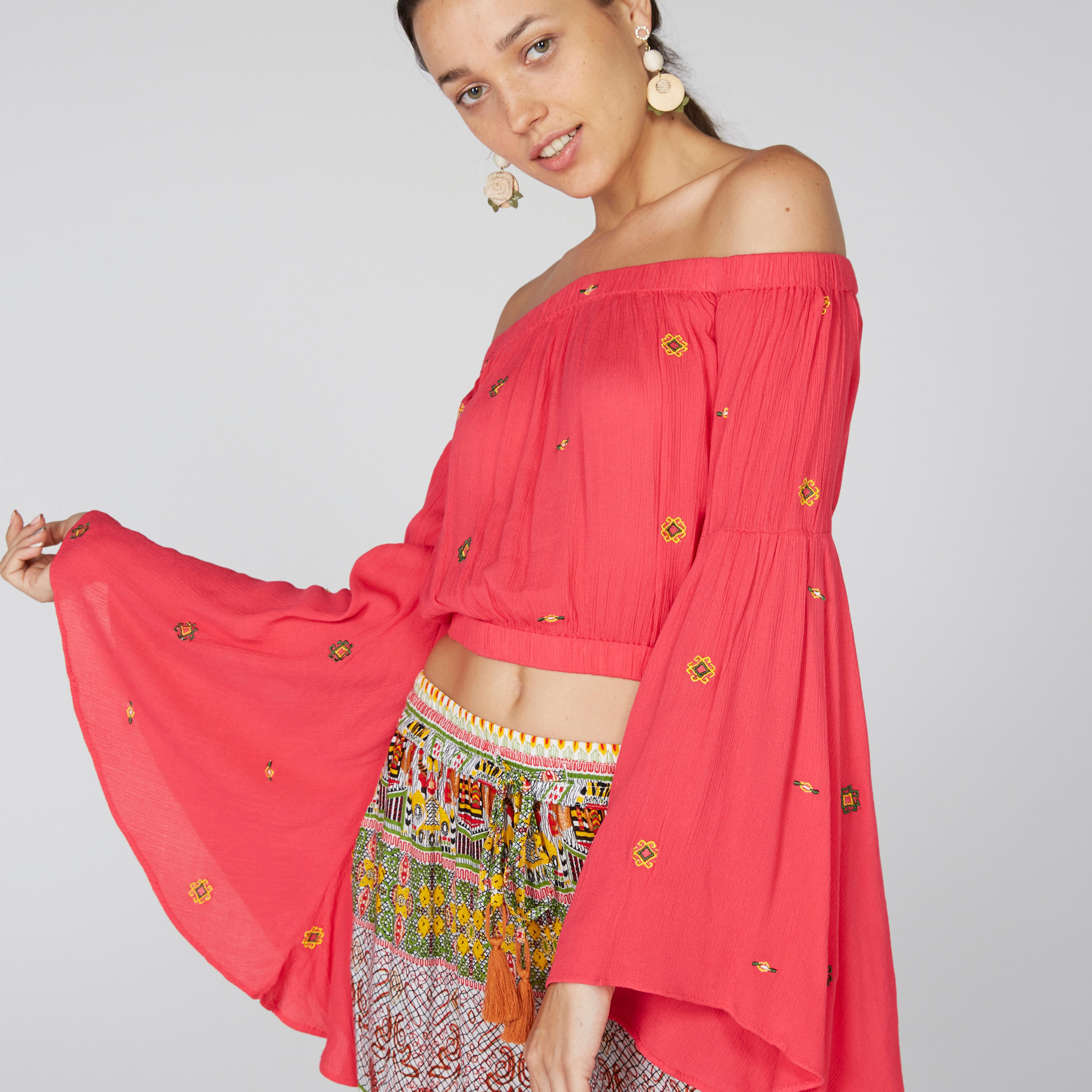 بلوزة قصيرة مكشوفة الأكتاف بأكمام واسعة-women-clothing-shirtsandblouses-blouses-image-1