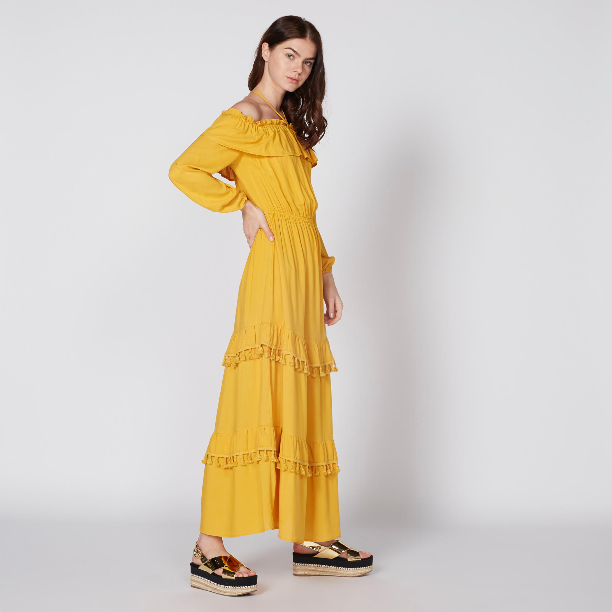 فستان طويل مكشوف الأكتاف بأكمام كاملة وتفاصيل كشكش-women-clothing-dresses-image-3