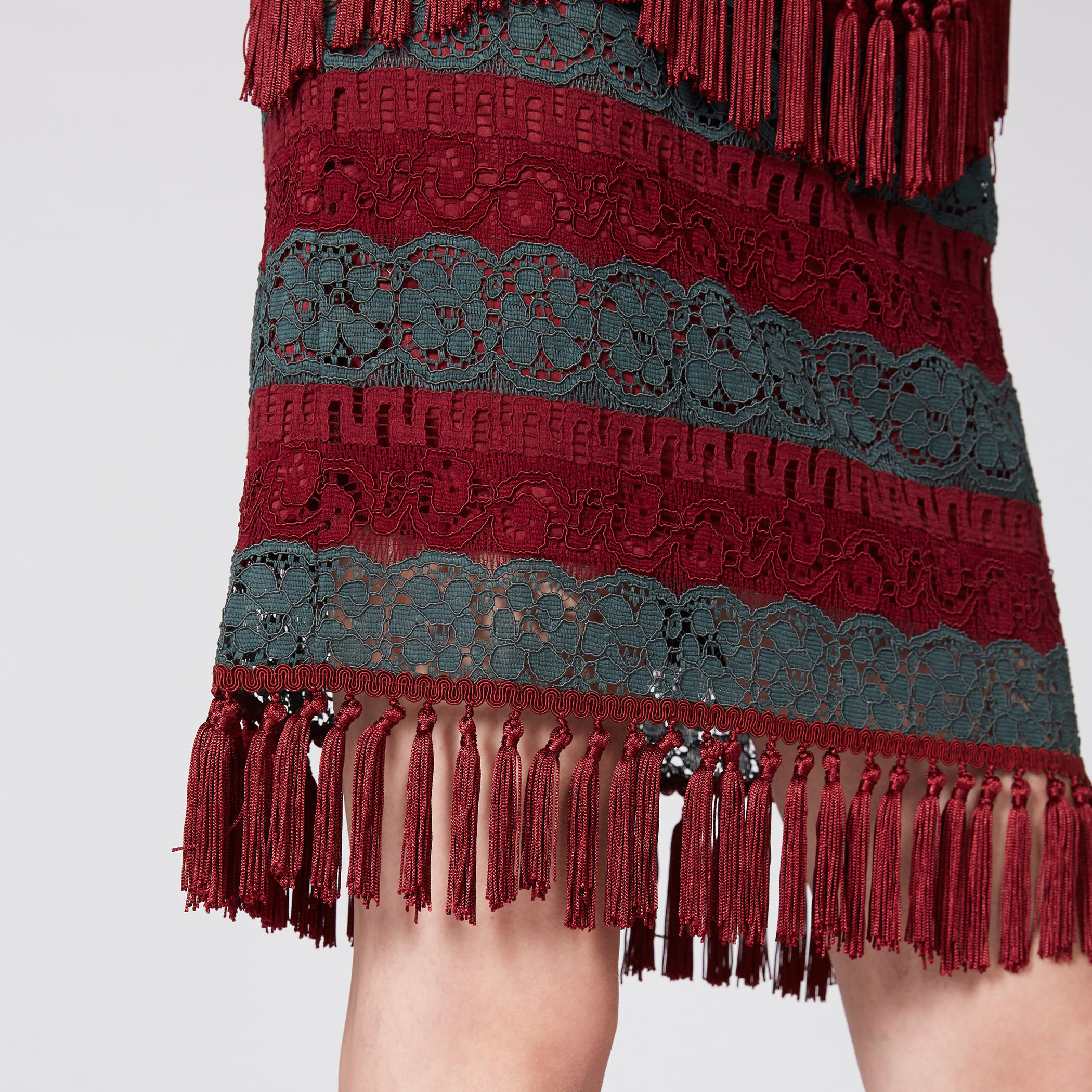 تنورة بخصر مطّاطي وتفاصيل دانتيل وشرّابات-women-clothing-bottoms-skirts-image-2