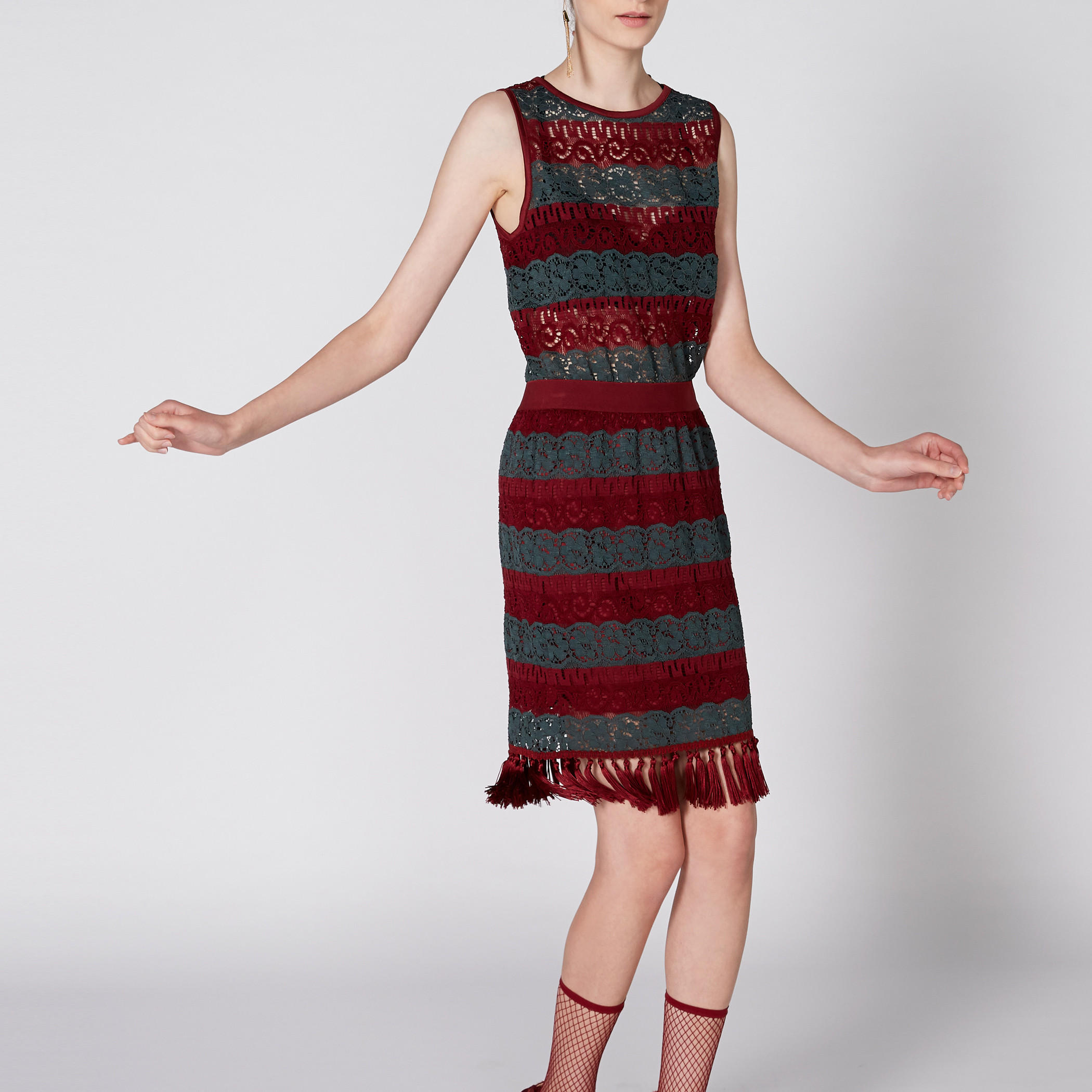 تنورة بخصر مطّاطي وتفاصيل دانتيل وشرّابات-women-clothing-bottoms-skirts-image-3