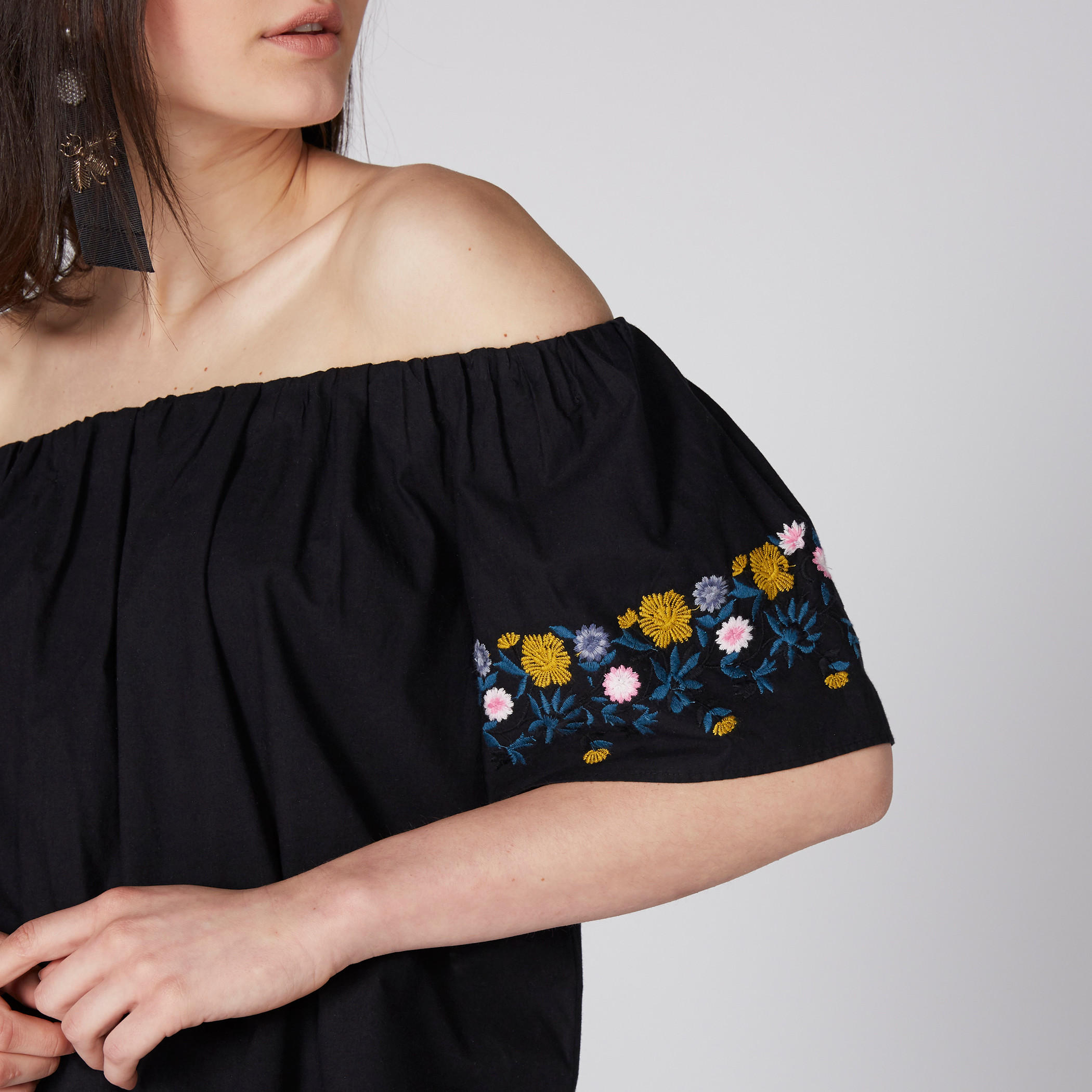 بلوزة قصيرة بأكتاف مكشوفة وأكمام مطرّزة-women-clothing-shirtsandblouses-blouses-image-1