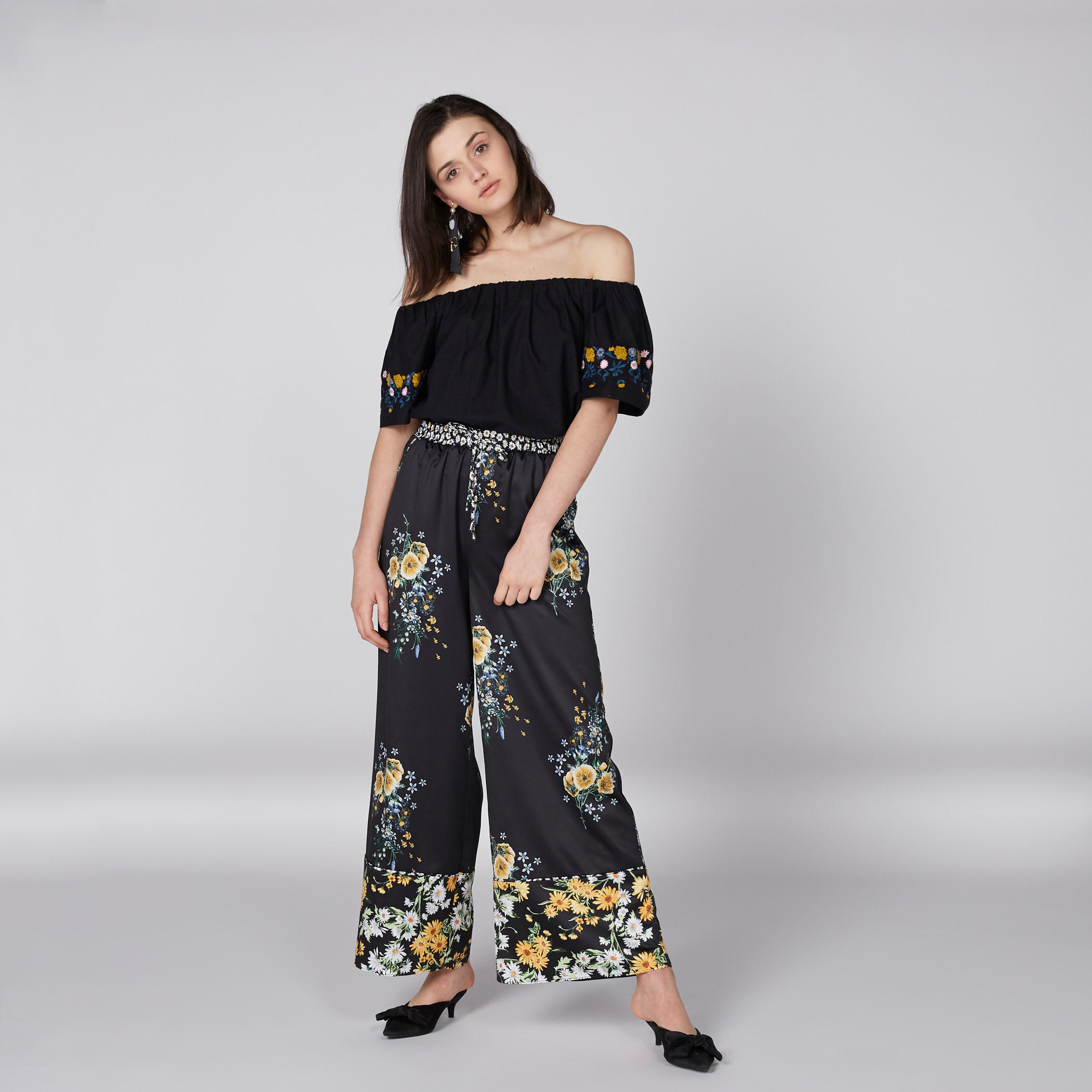 بلوزة قصيرة بأكتاف مكشوفة وأكمام مطرّزة-women-clothing-shirtsandblouses-blouses-image-2