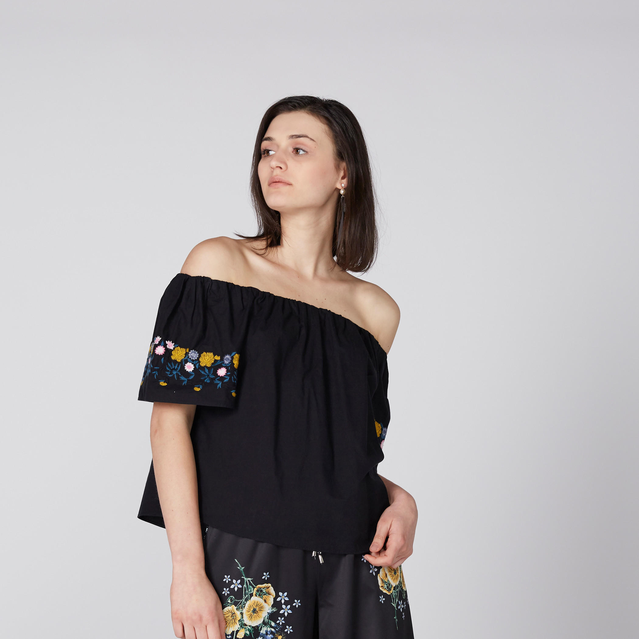 بلوزة قصيرة بأكتاف مكشوفة وأكمام مطرّزة-women-clothing-shirtsandblouses-blouses-image-3